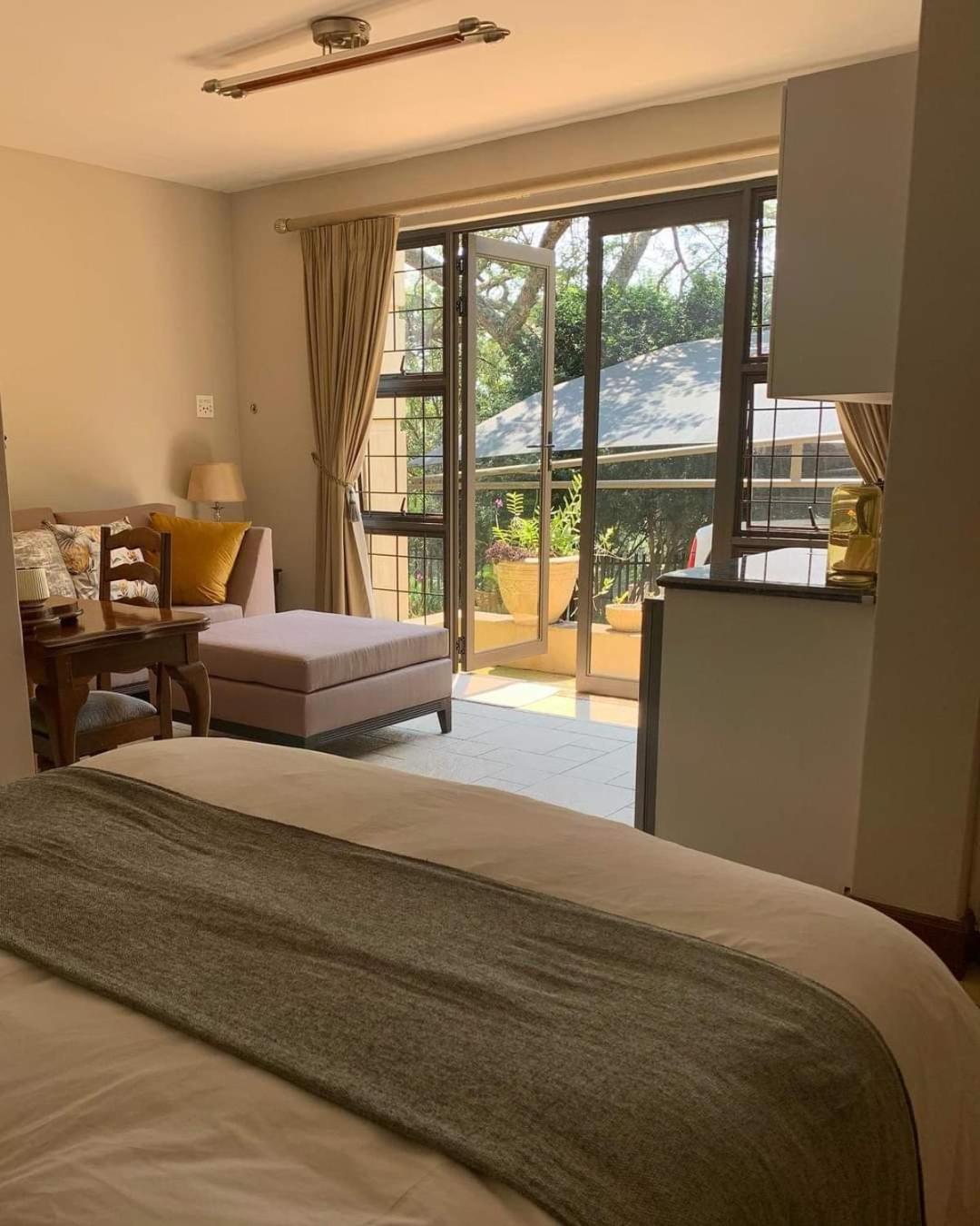 Deluxe Double Room with Balcony - Photo 4