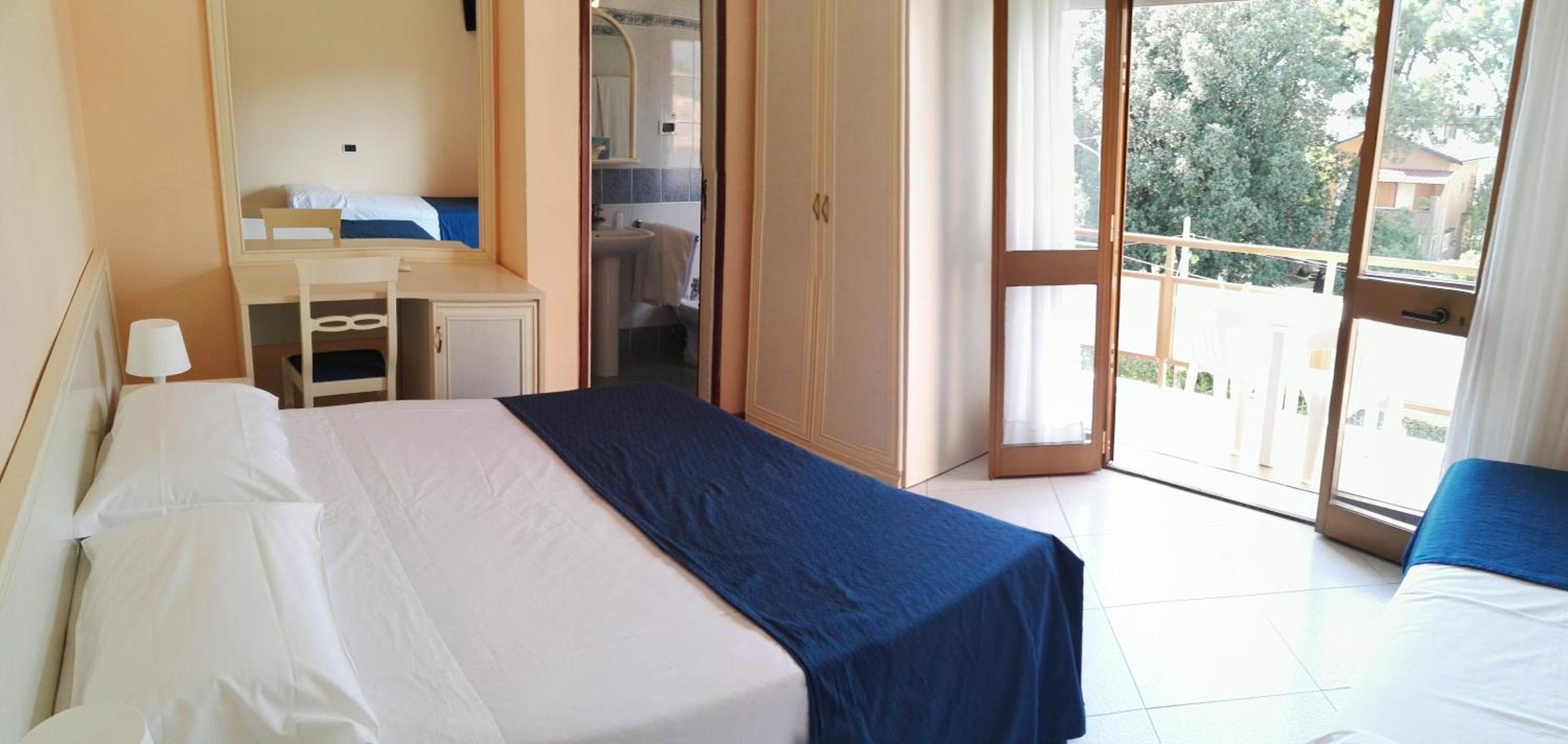 Double Room with Balcony - Photo 11