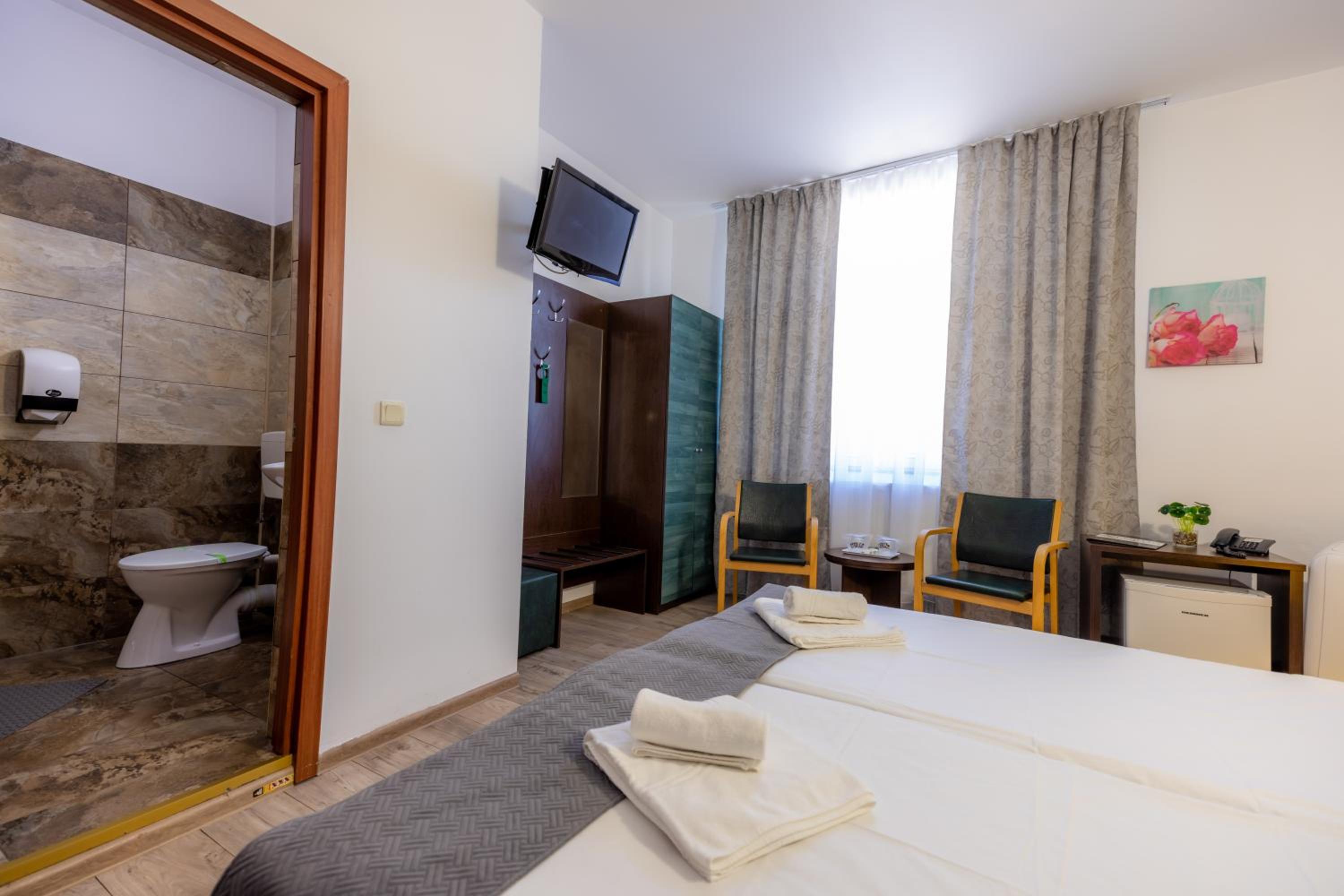 Twin Room - Photo 8