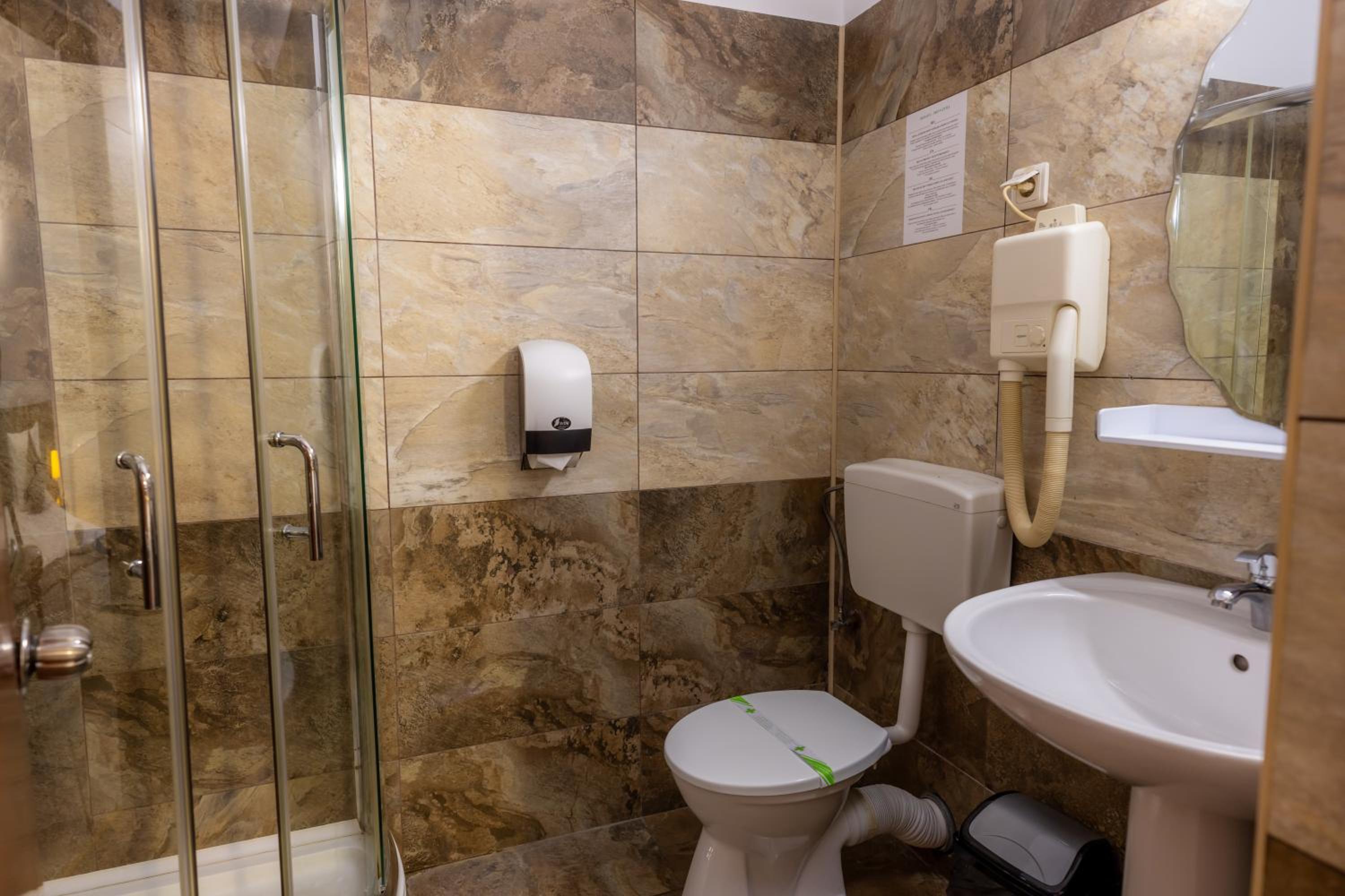 Twin Room - Photo 10