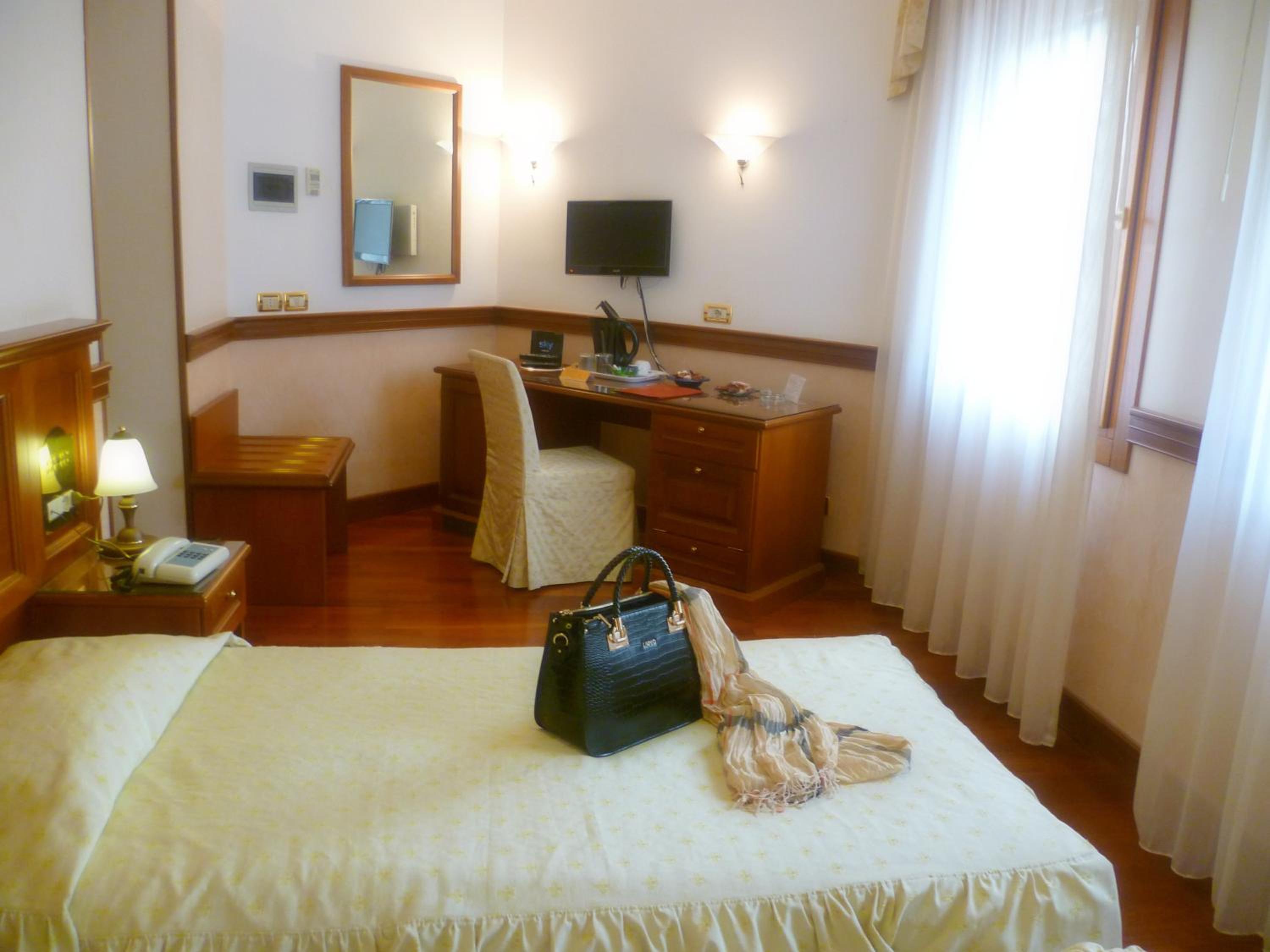 Twin Room - Photo 13