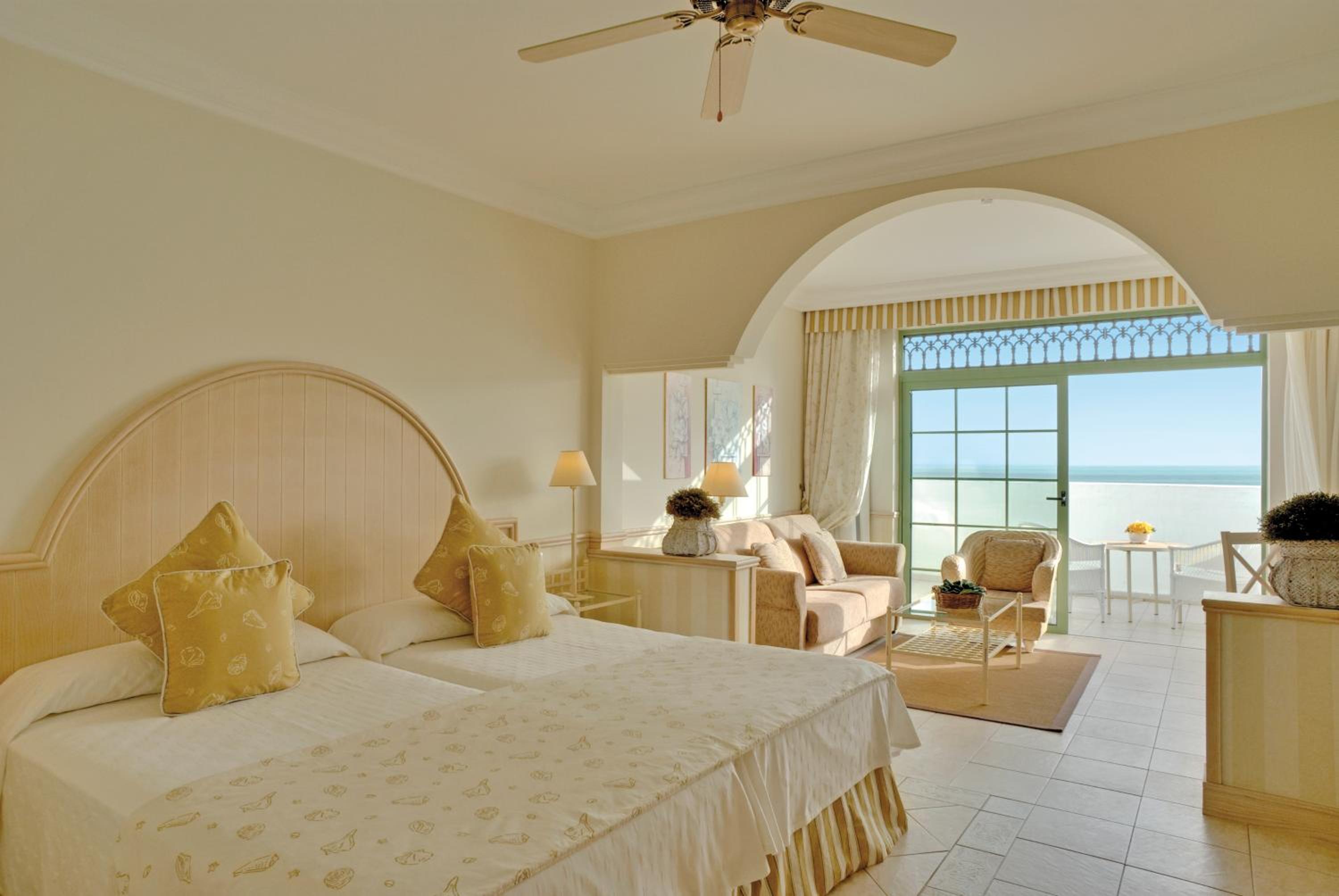Habitación Doble con Vista al Mar (2 Adultos + 1 Niño)