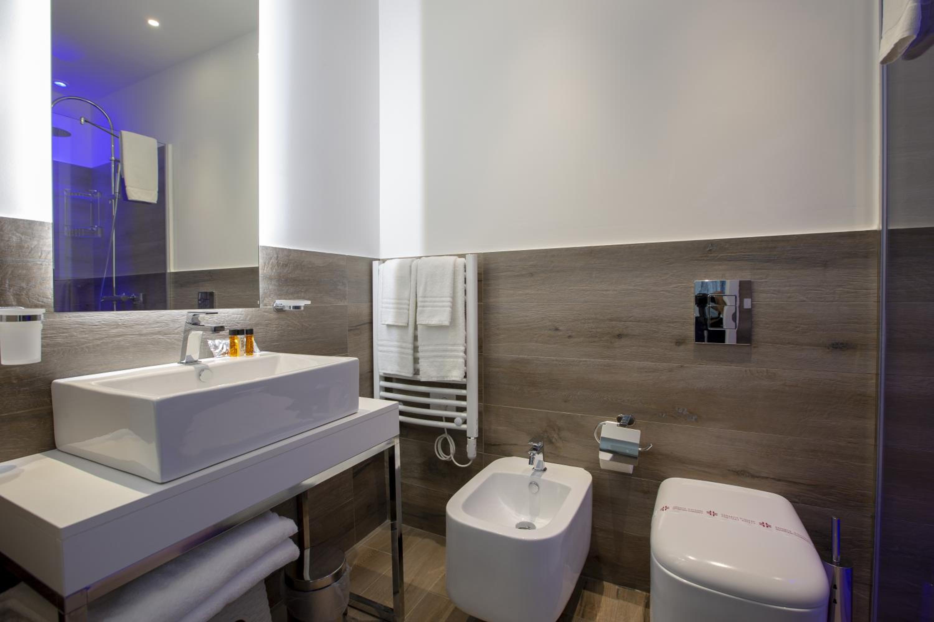 Deluxe Double Room with Side Sea View - Photo 7