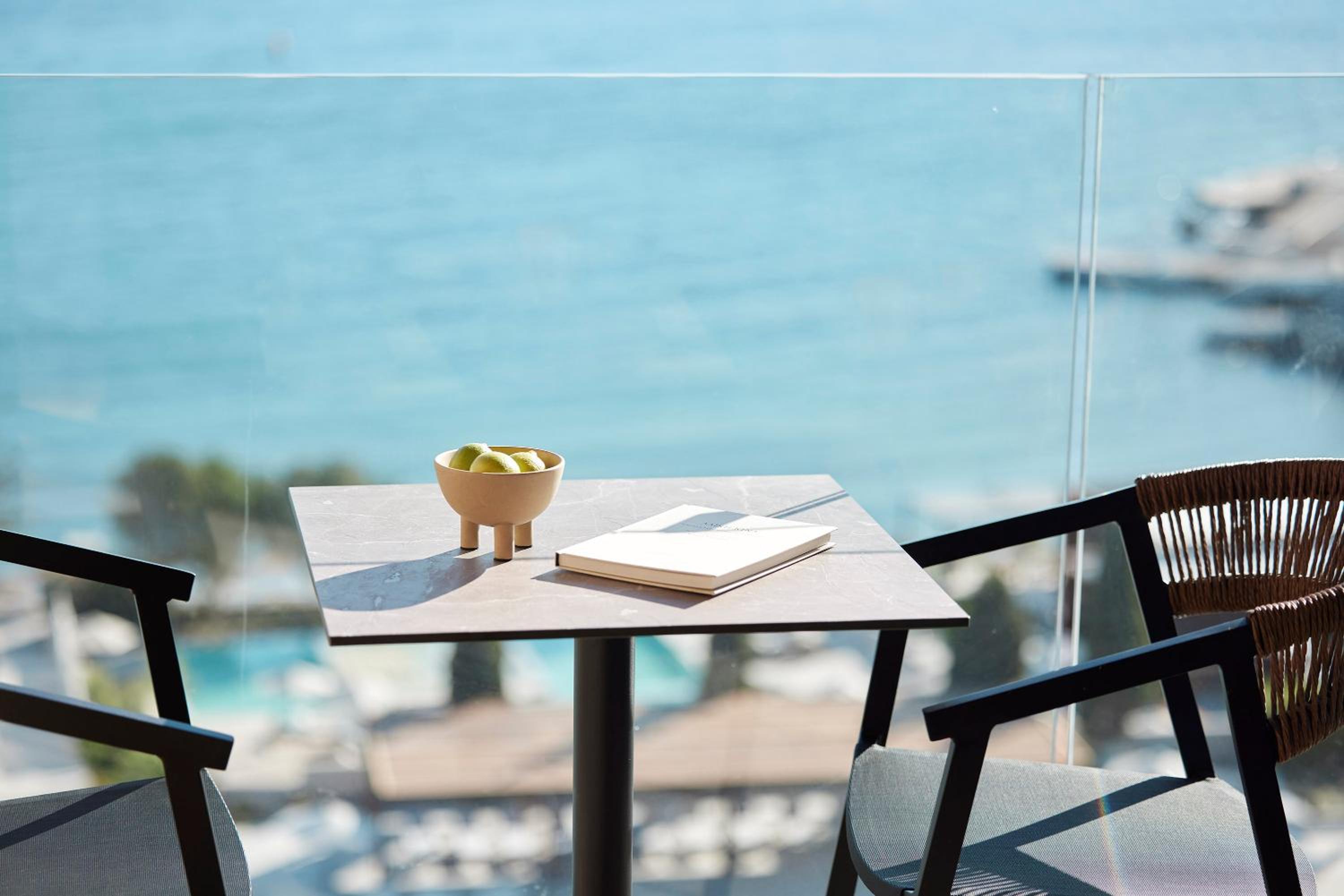 Deluxe Room with Sea View - Photo 6