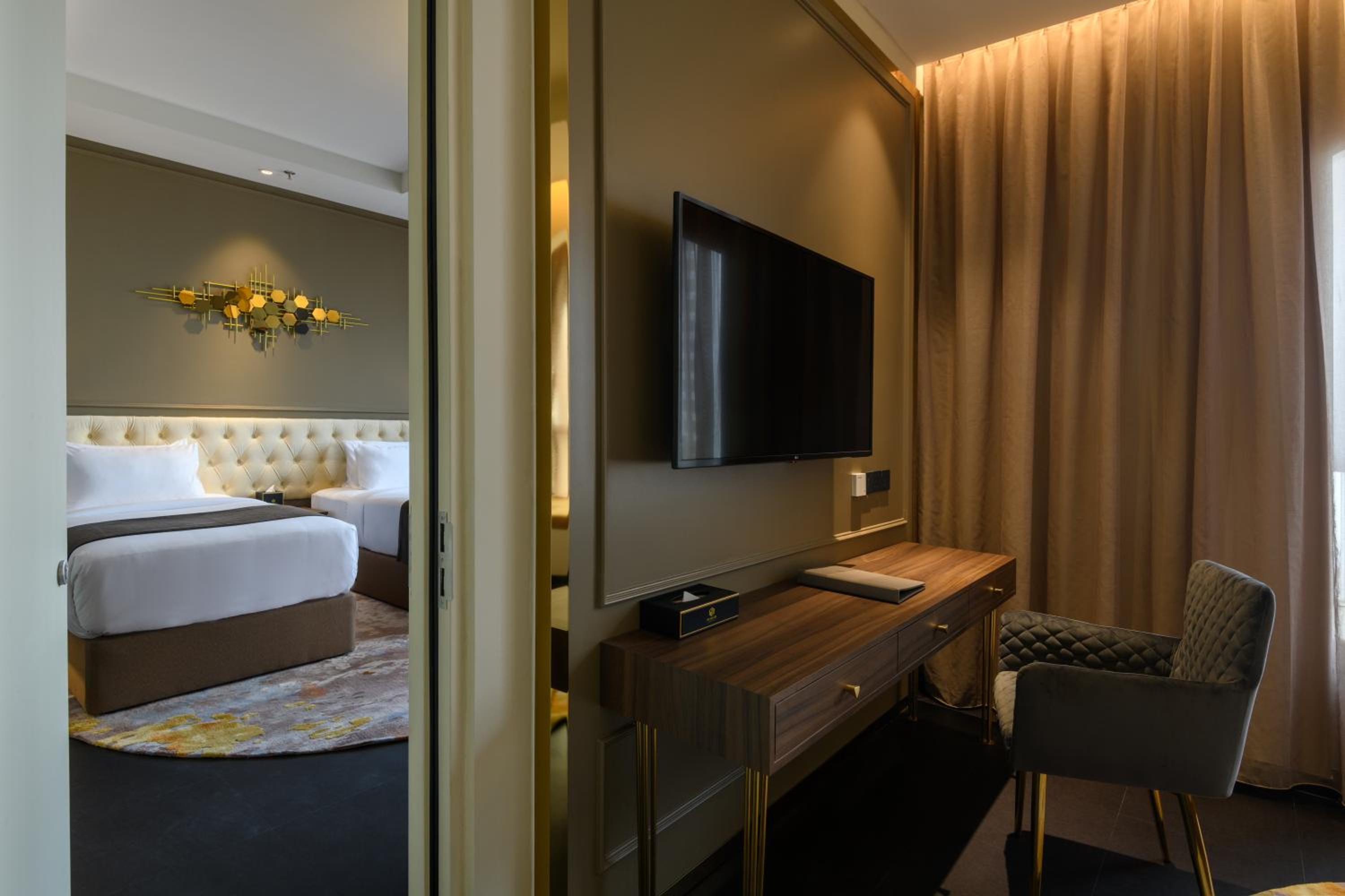 Premium Twin Room thumbnail 6