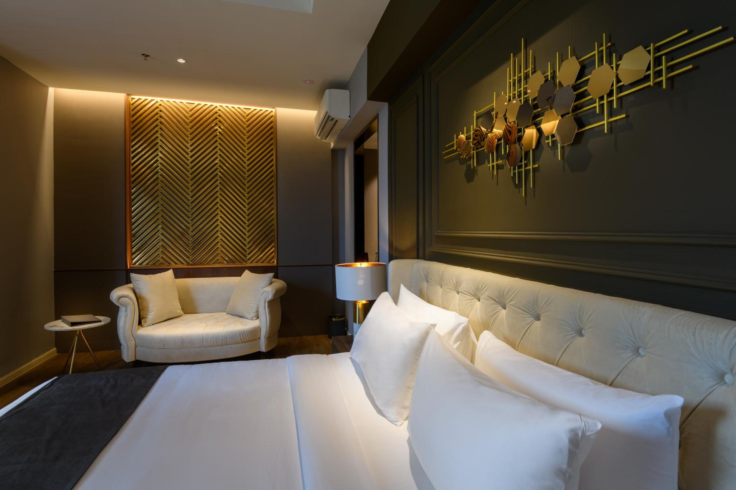 Luxury Room thumbnail 6