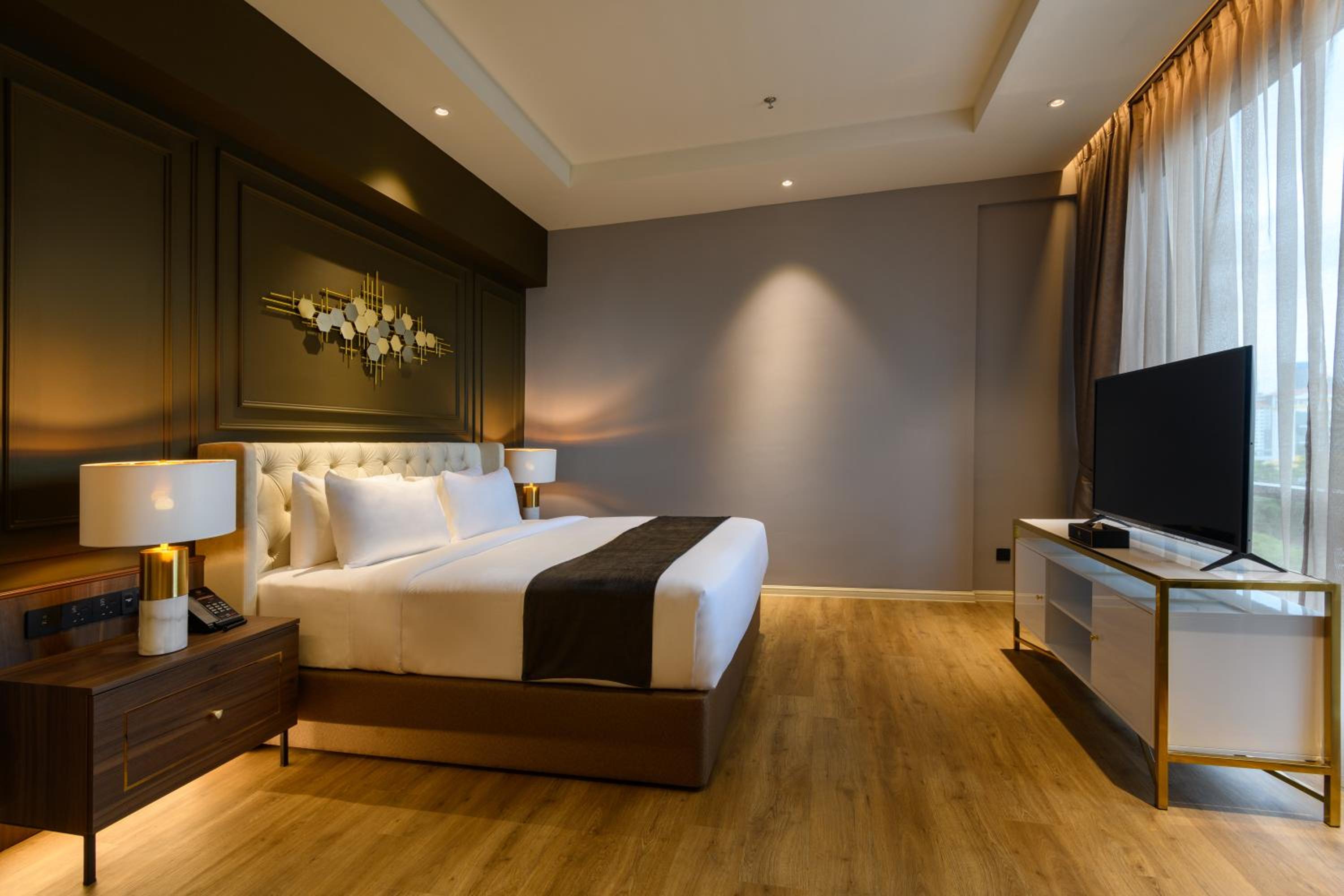 Luxury Room thumbnail 5