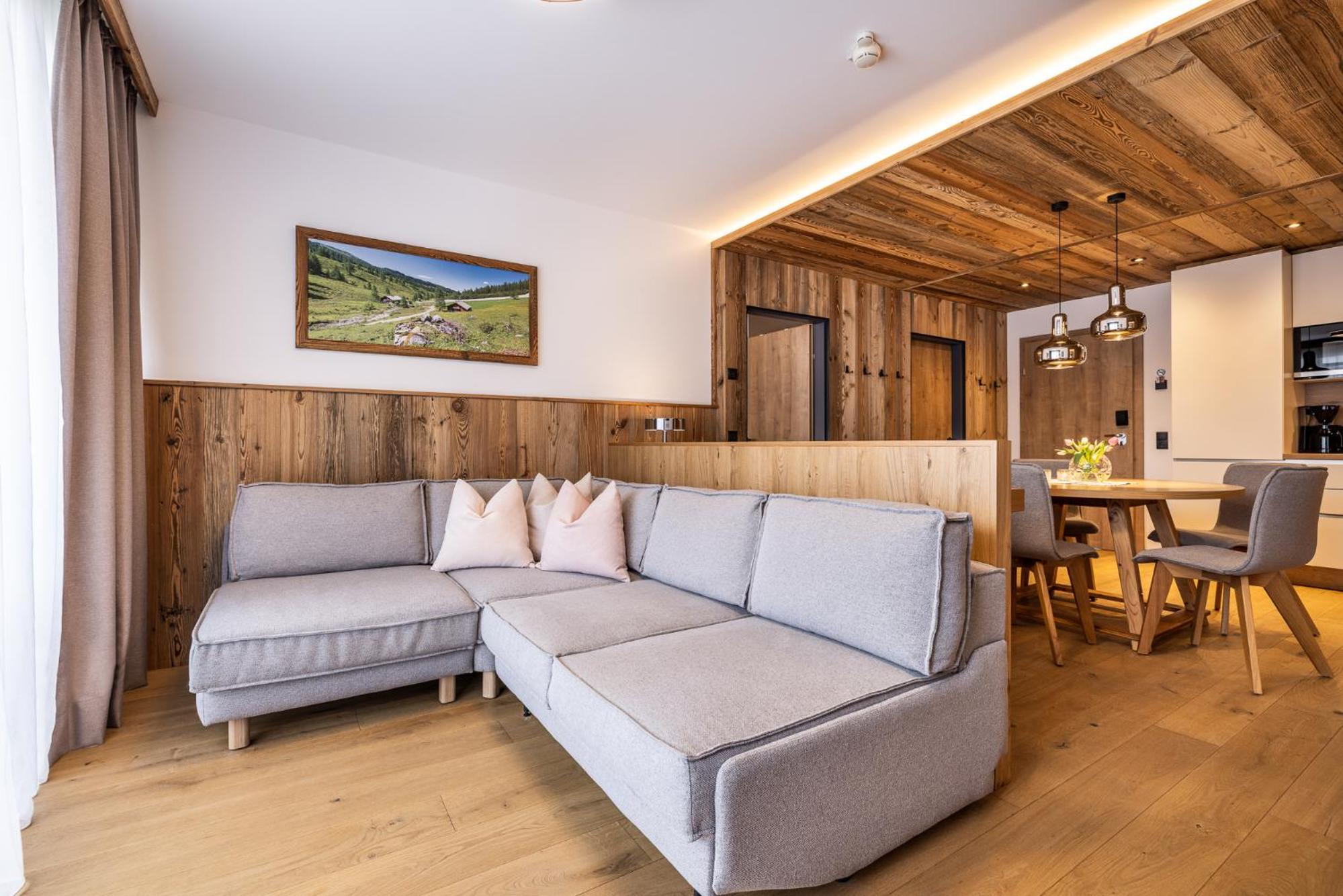 Comfort Two-Bedroom Apartment with Balcony photo 3