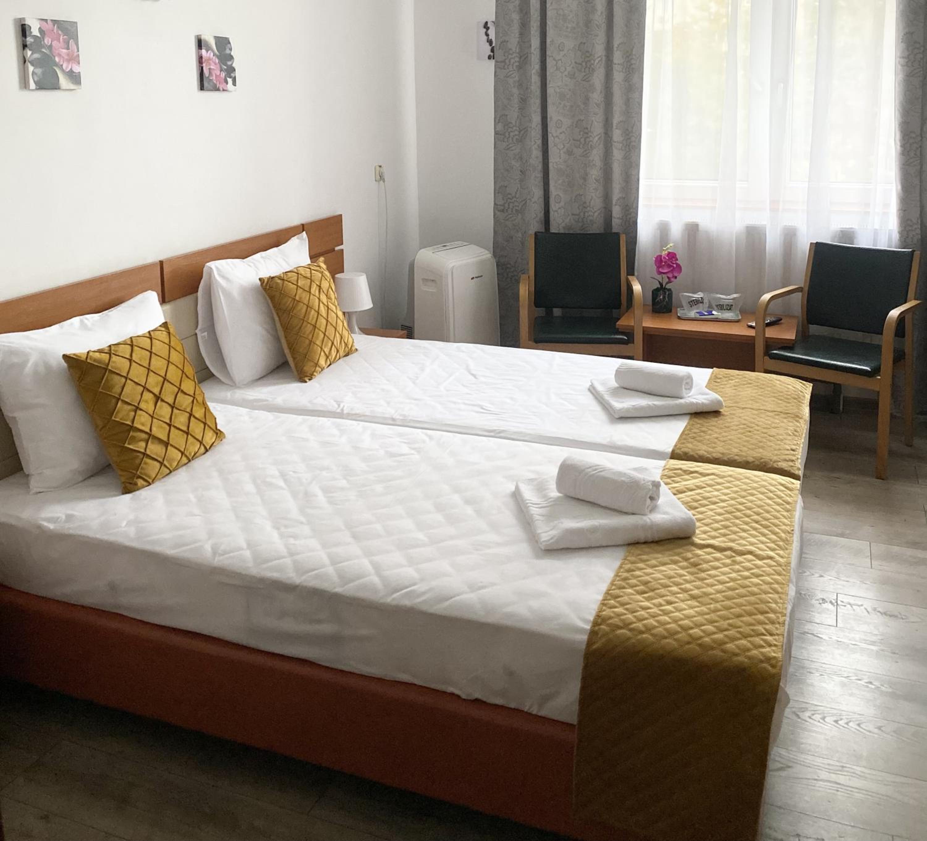 Twin Room - Photo 11