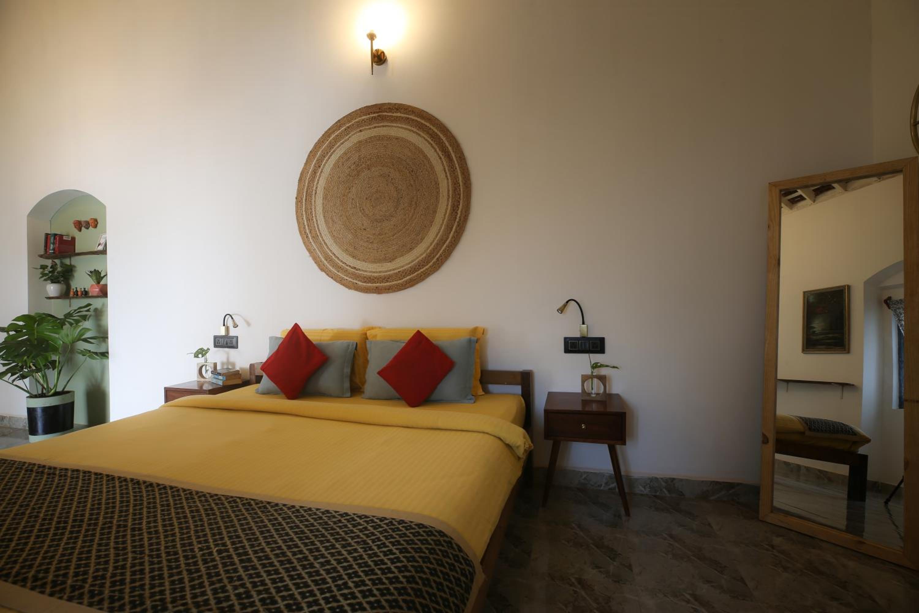 King Room with Balcony - Photo 16