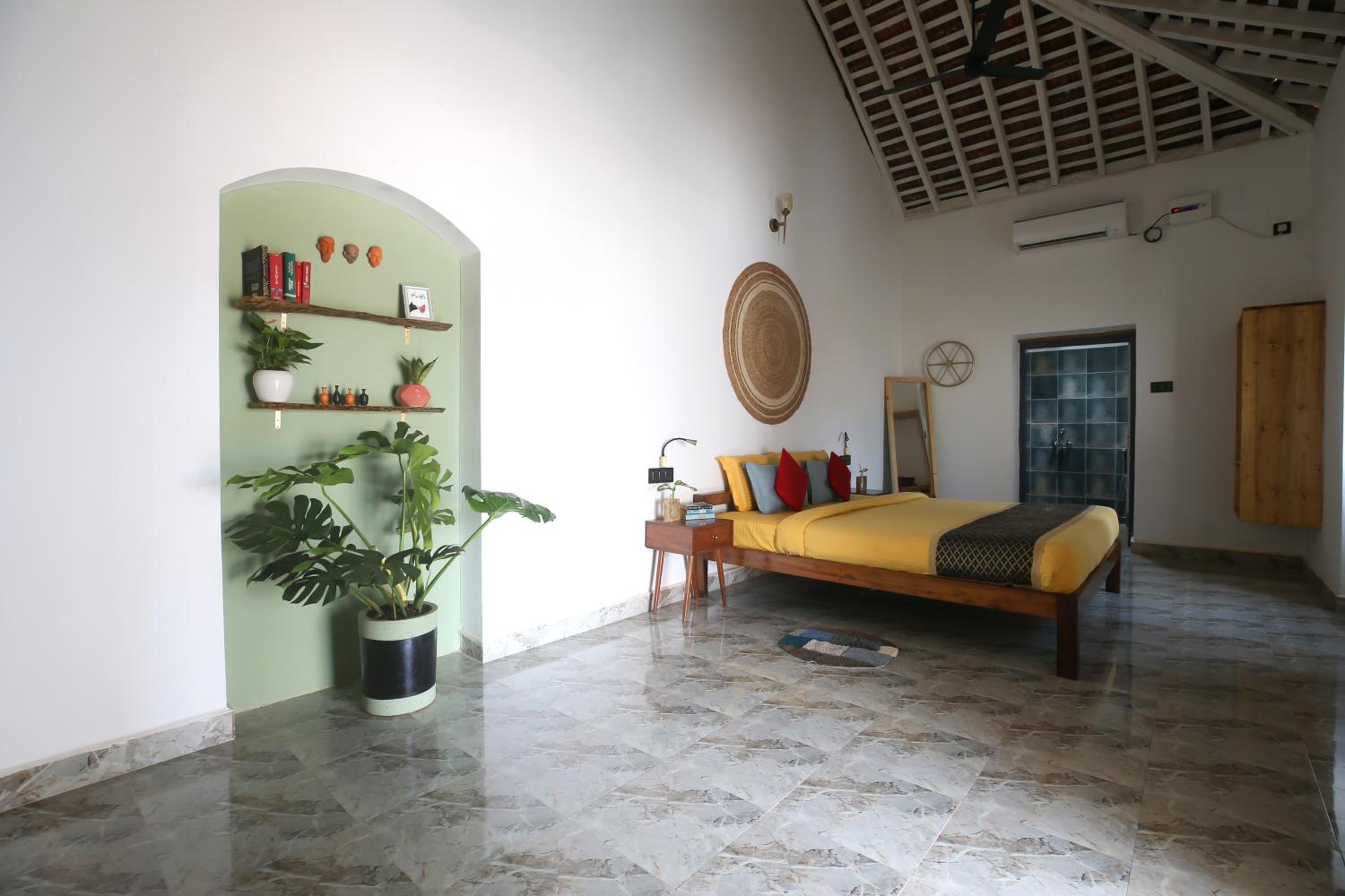 King Room with Balcony - Photo 17