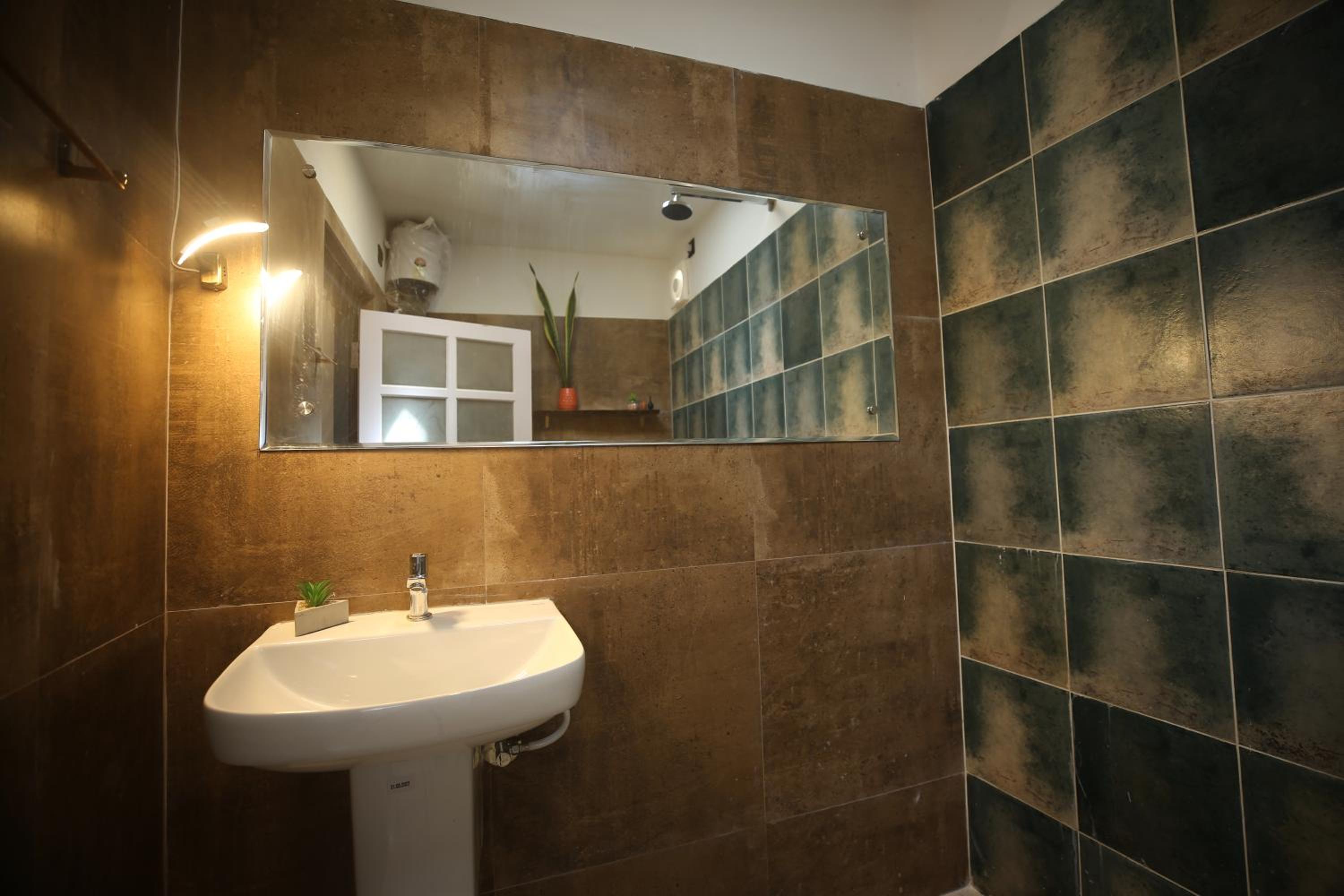 King Room with Balcony - Photo 15