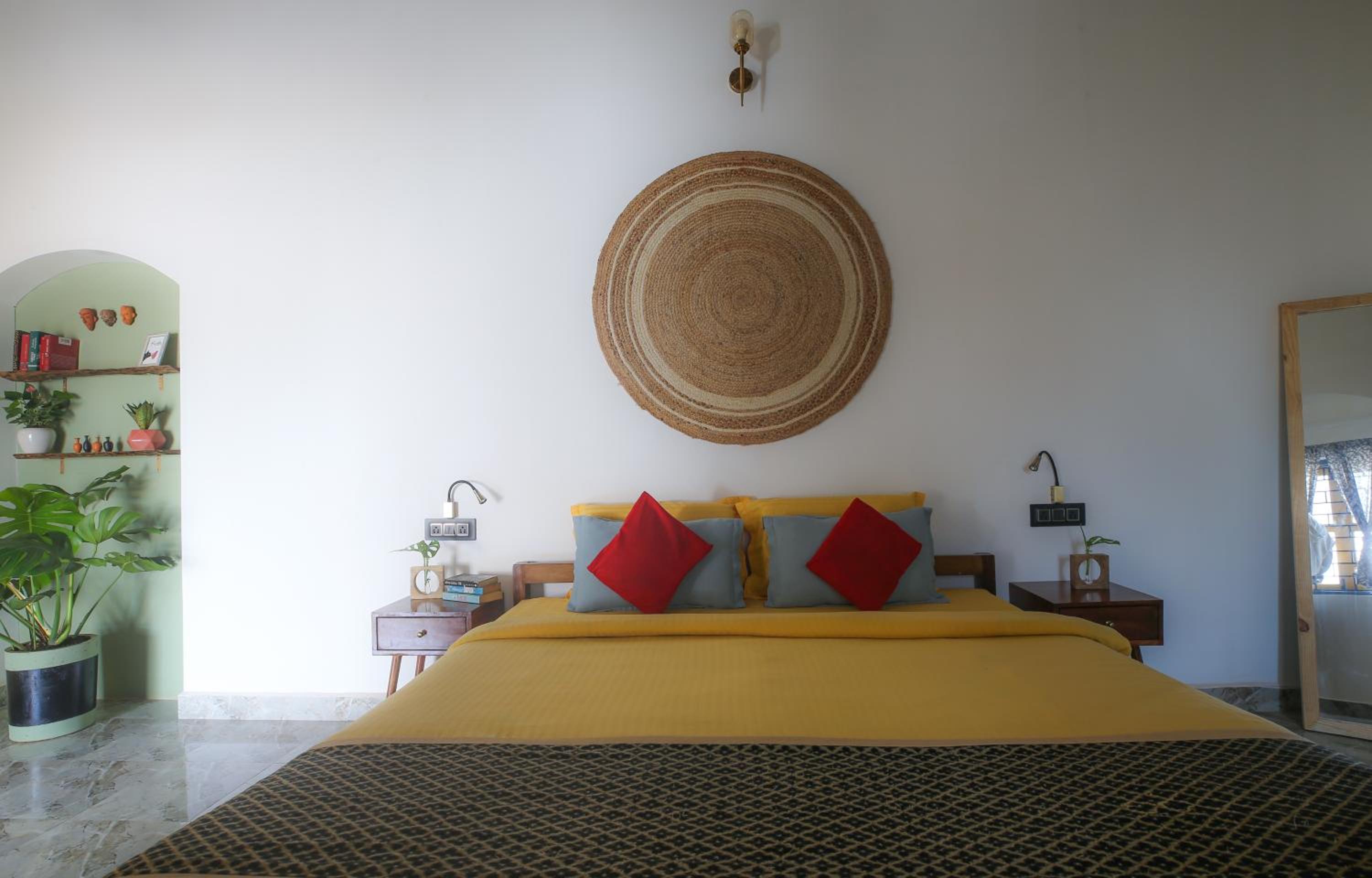 King Room with Balcony - Photo 8