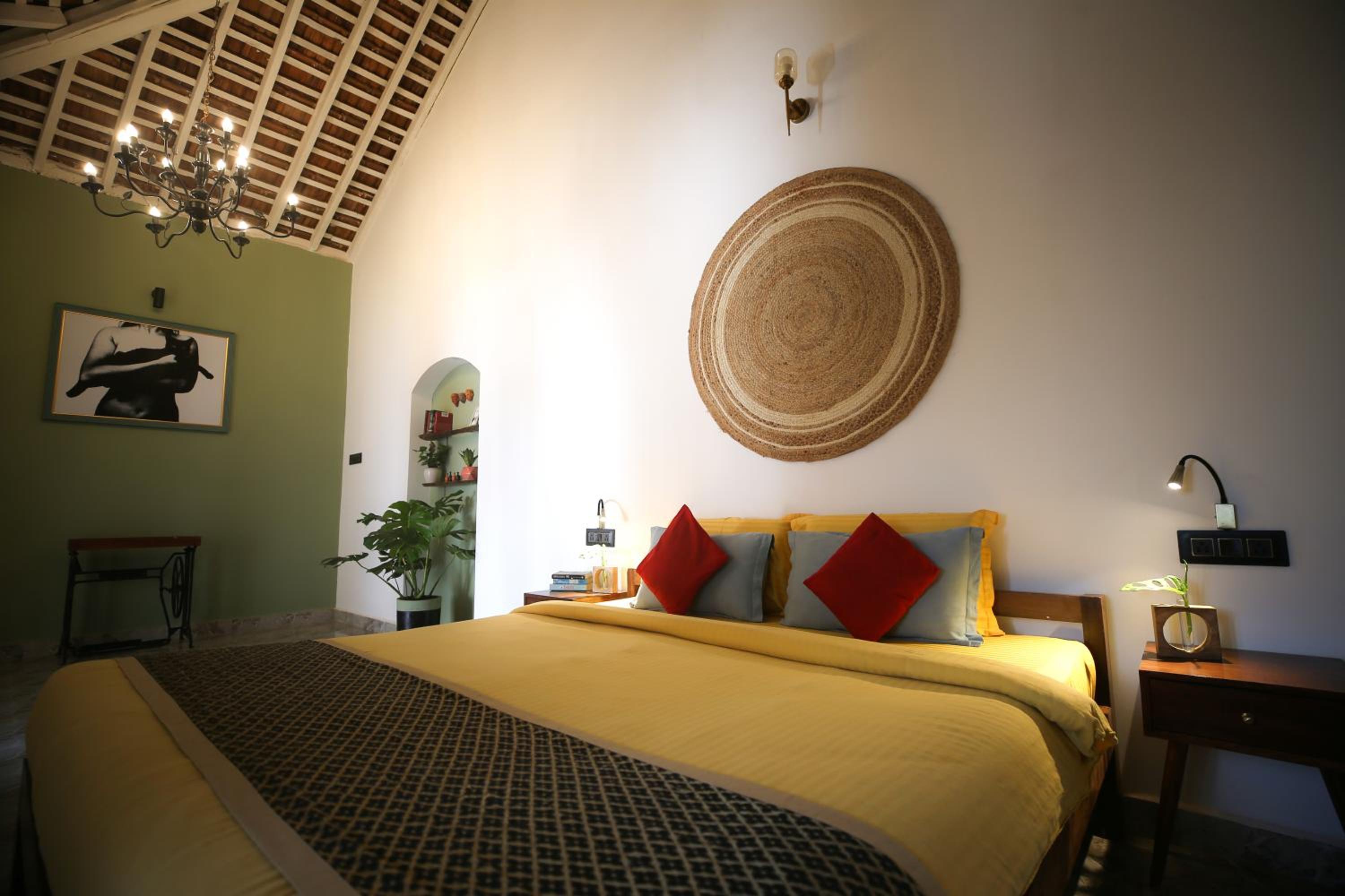 King Room with Balcony - Photo 5