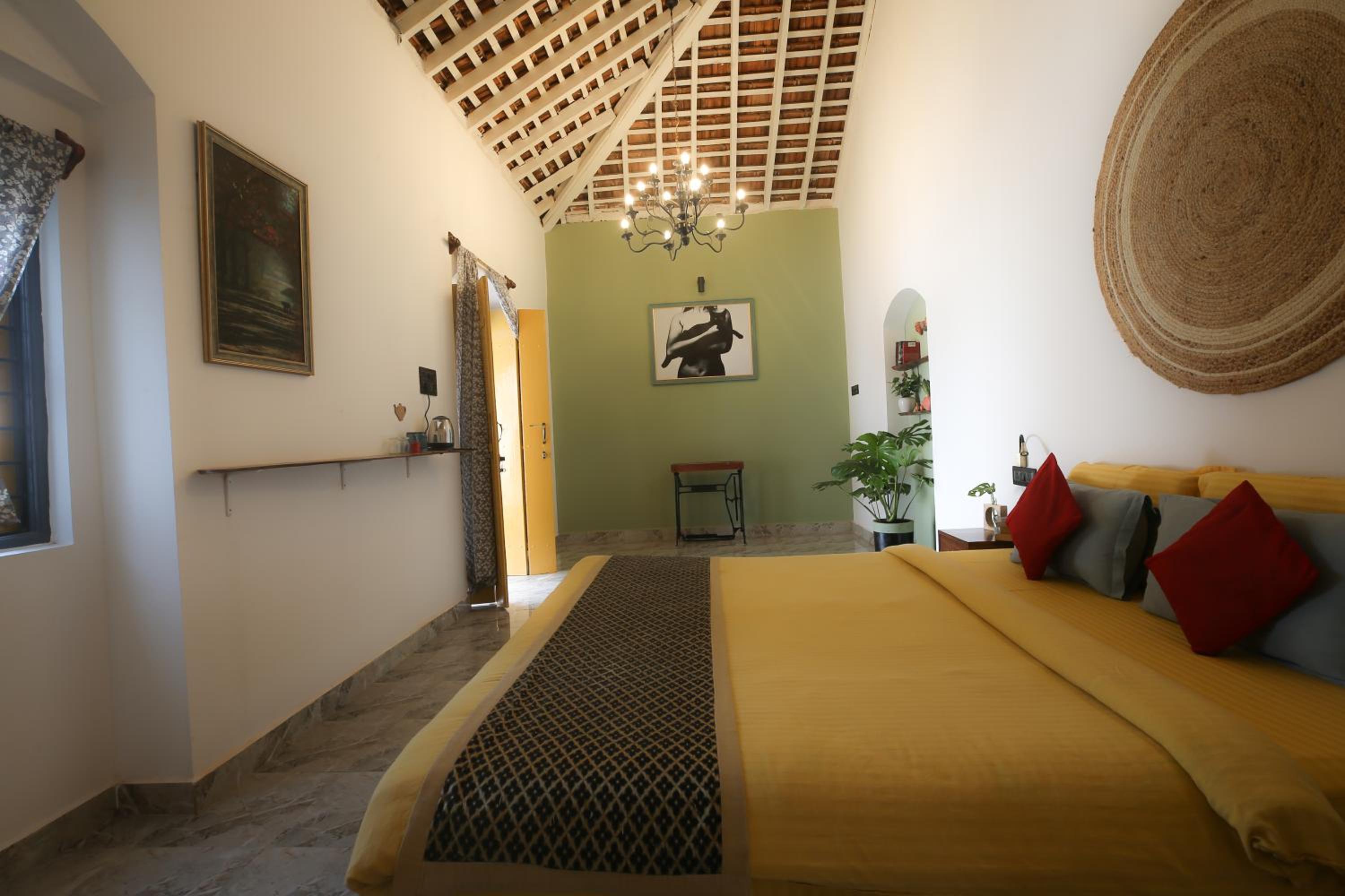 King Room with Balcony - Photo 11