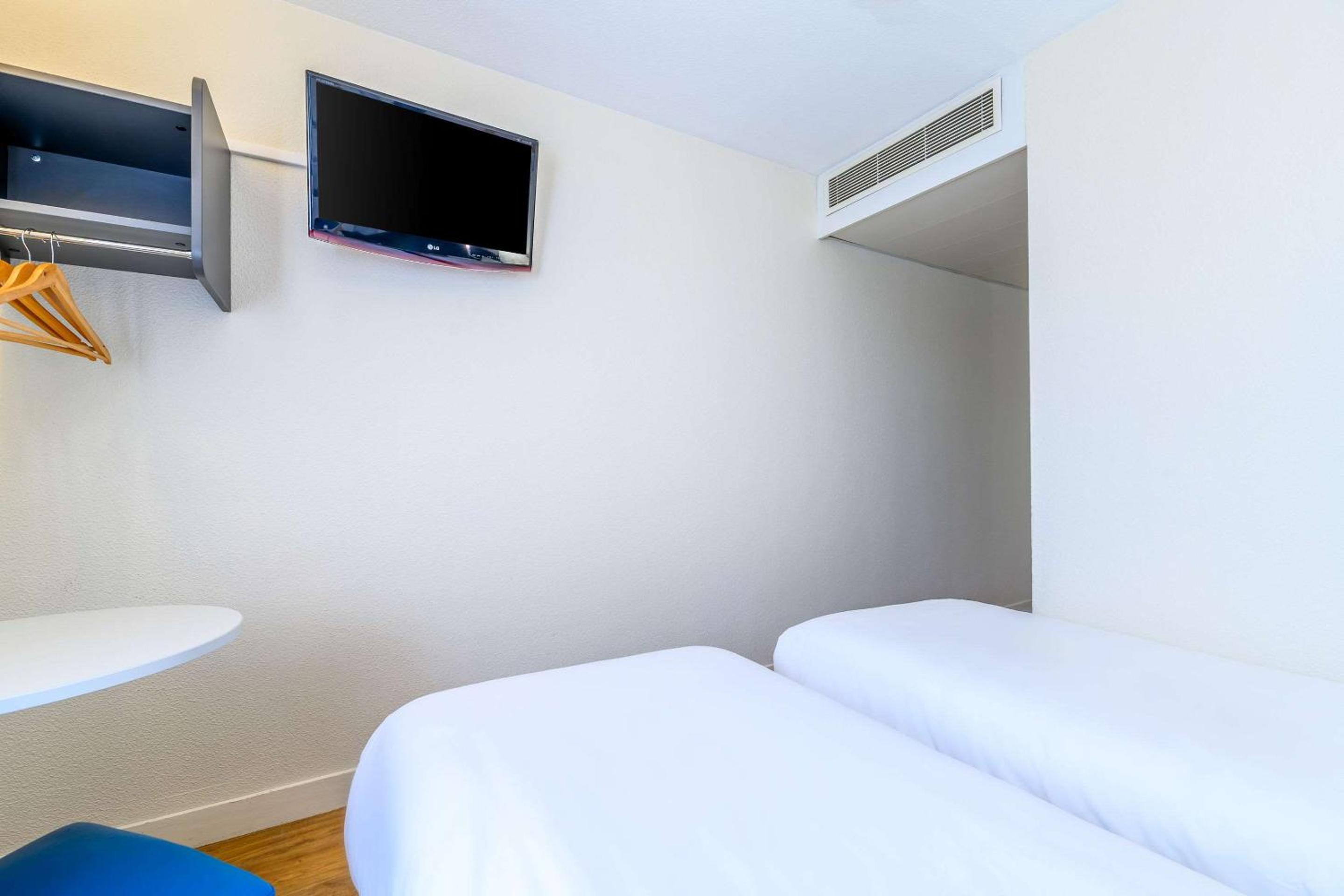 Twin Room - Photo 6