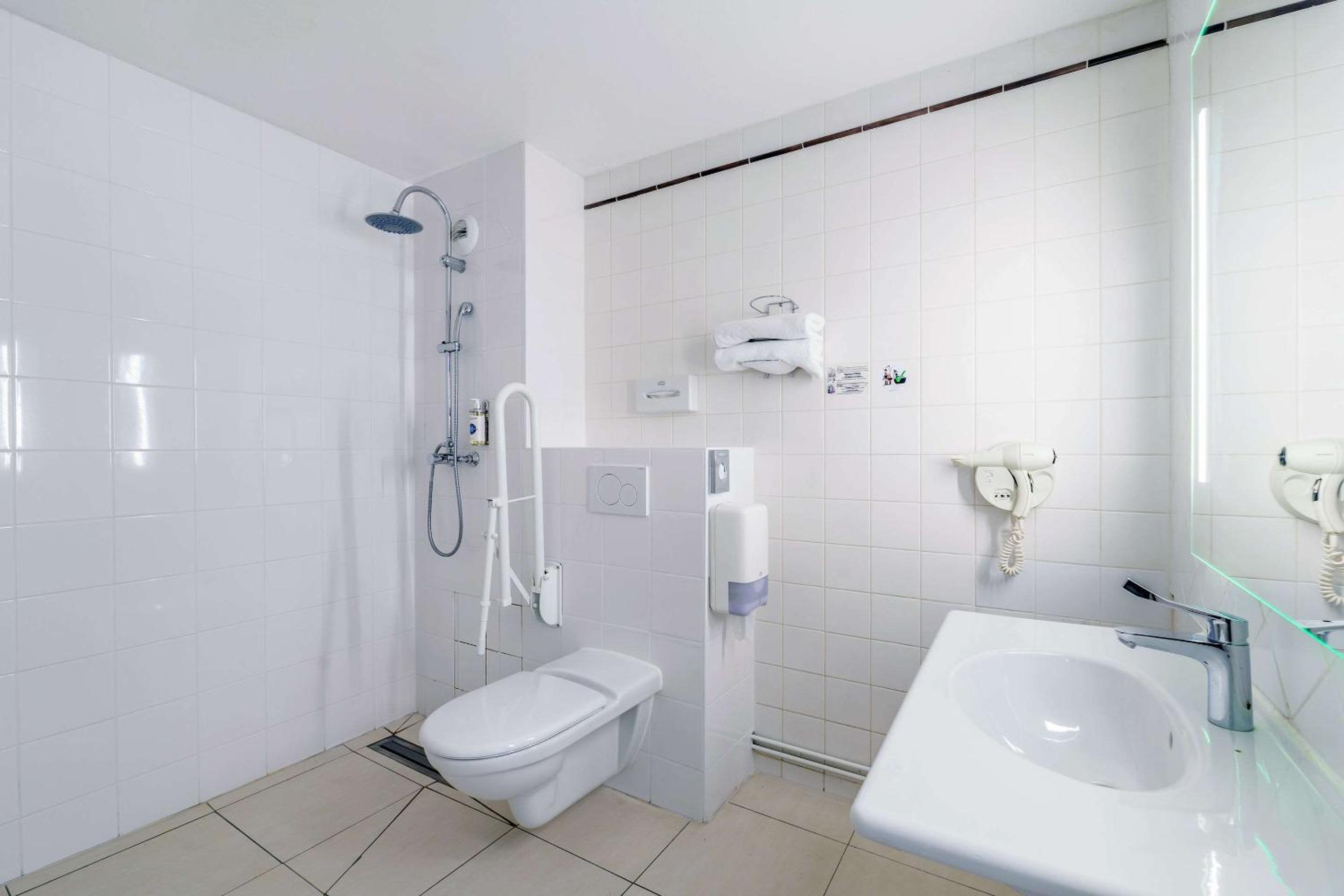 Accessible Room with Four Single Beds - Non-Smoking - Photo 1