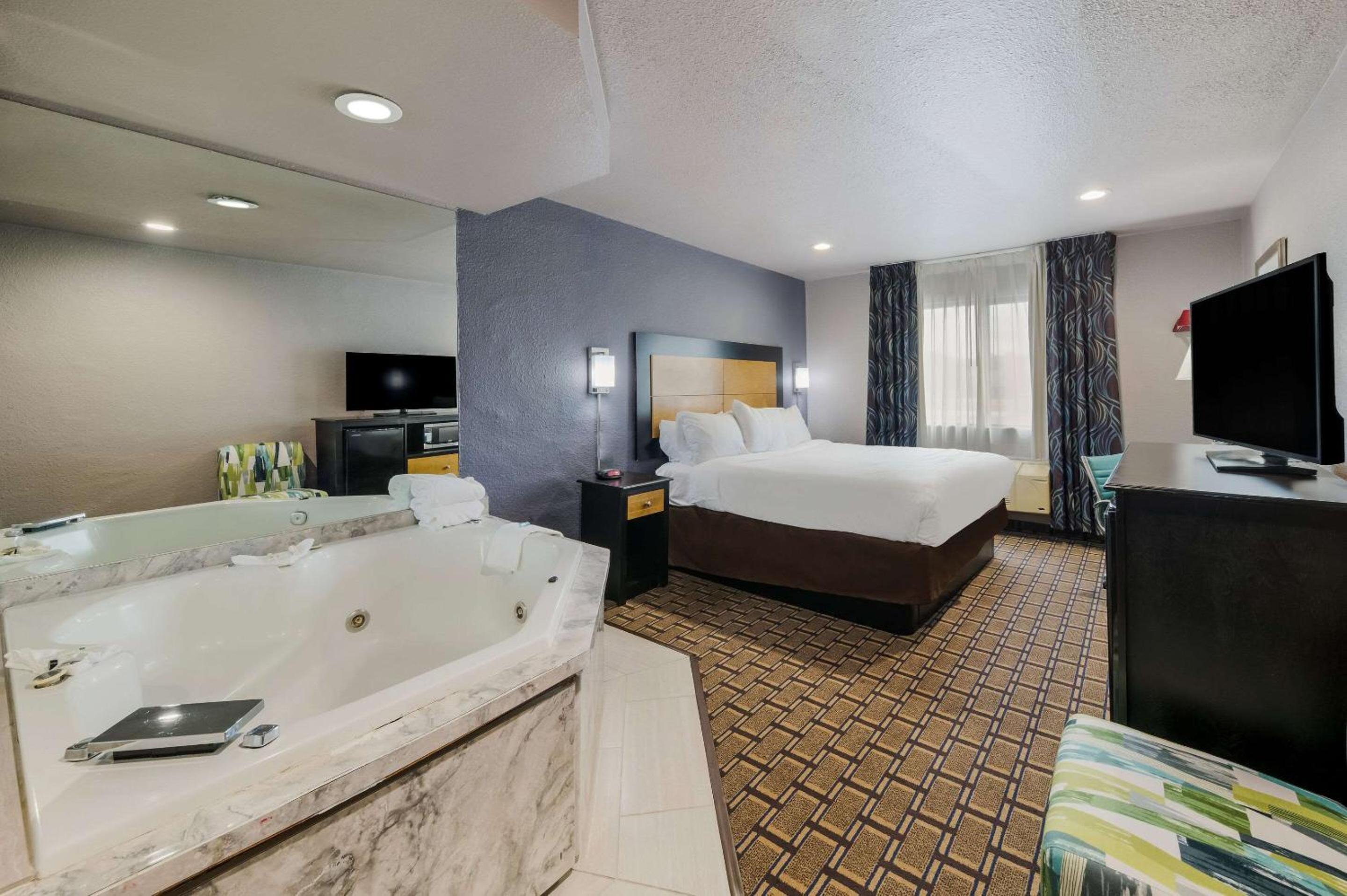 King Suite - Non Smoking photo 2