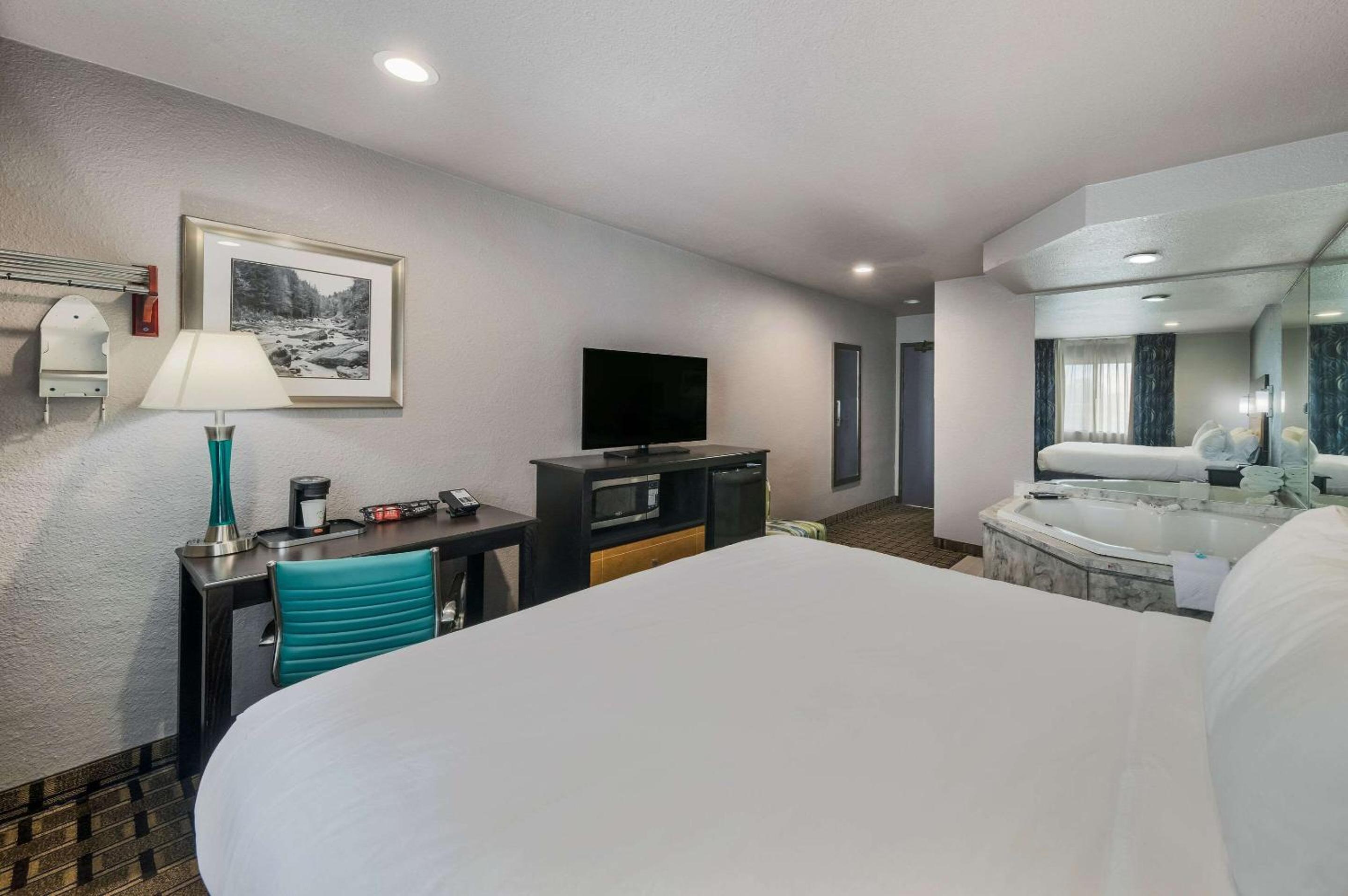 King Suite - Non Smoking photo 1
