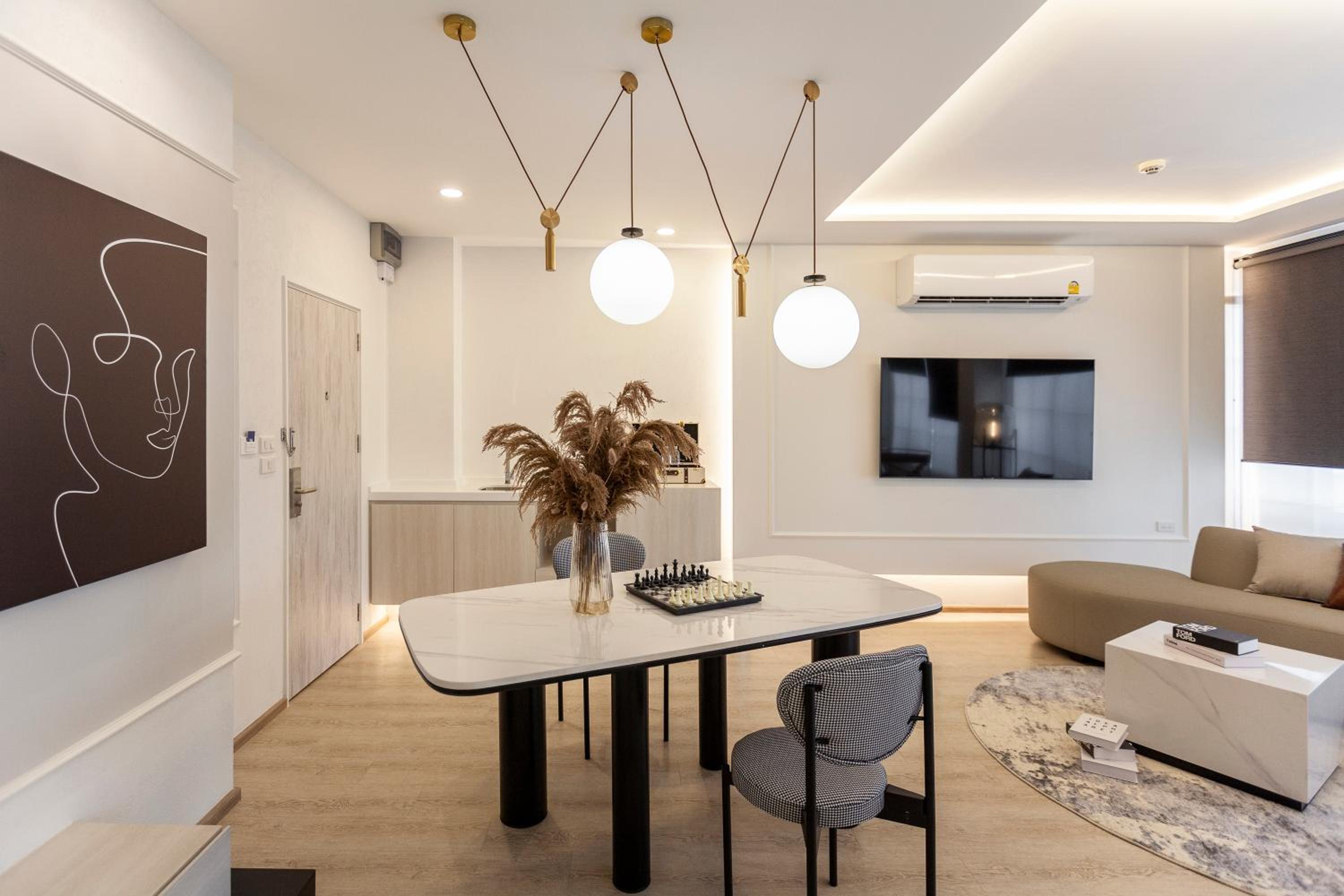 Suite - Photo 2