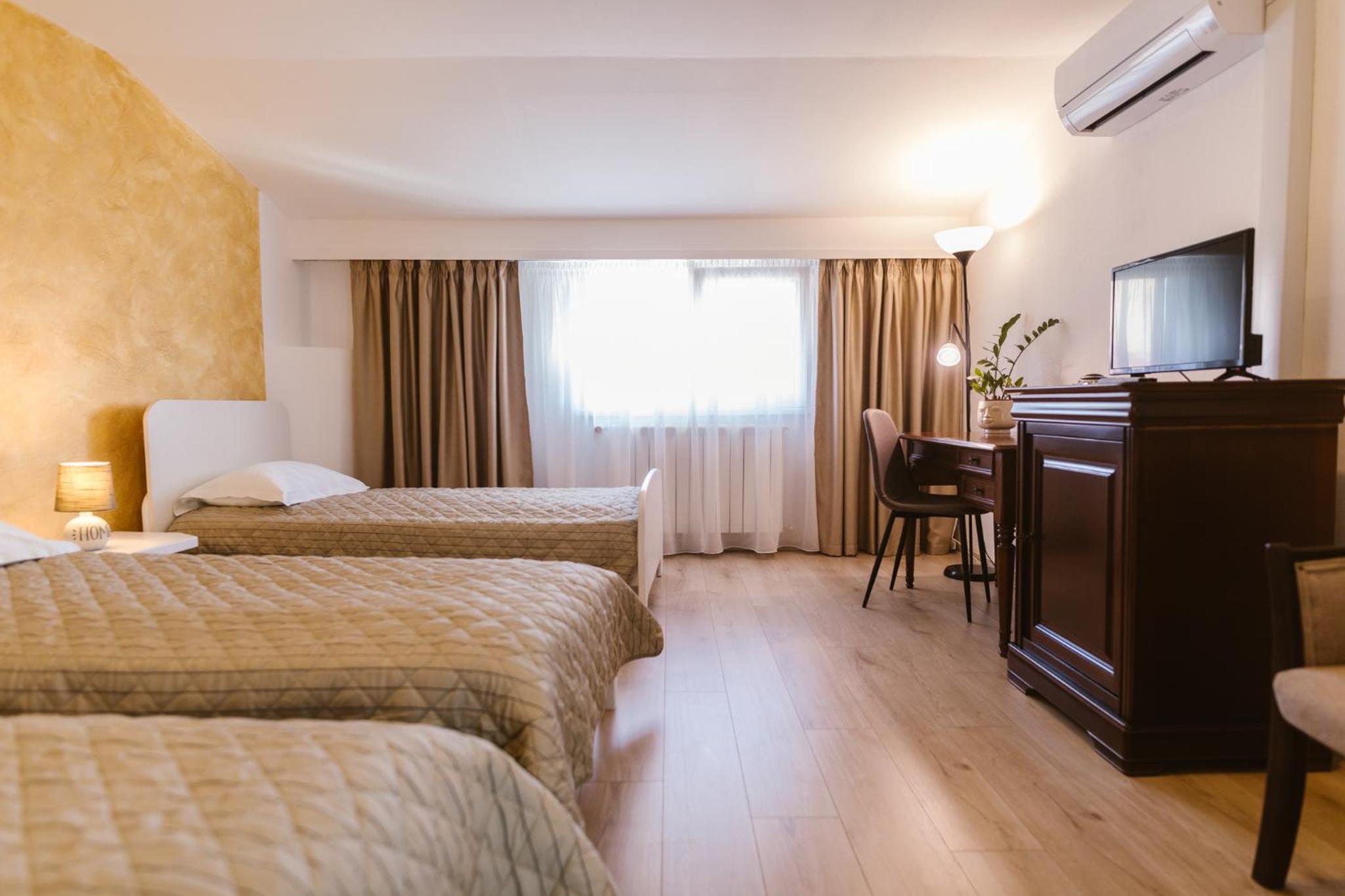 Classic Triple Room - Photo 4