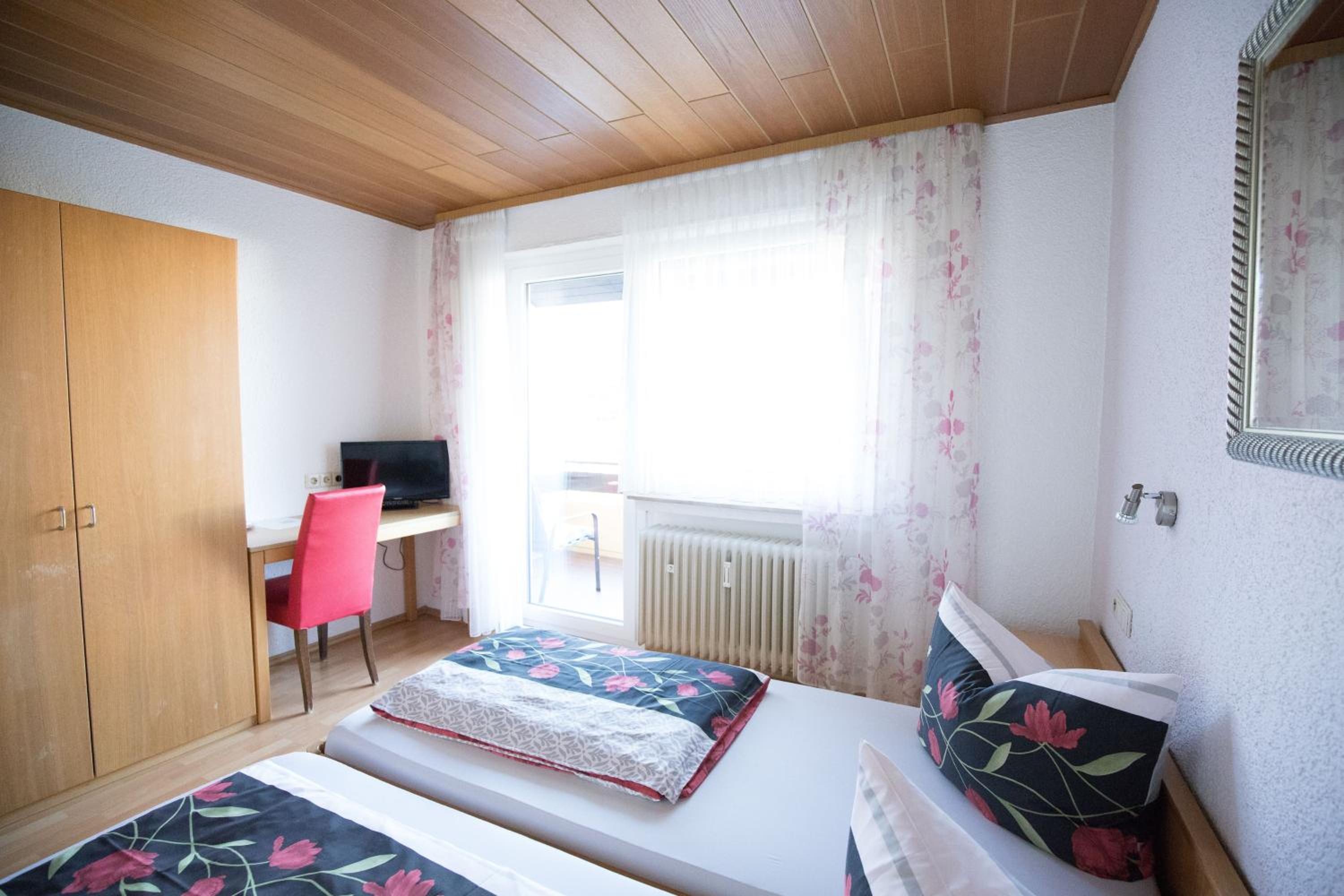 Twin Room with Bathroom - Photo 1