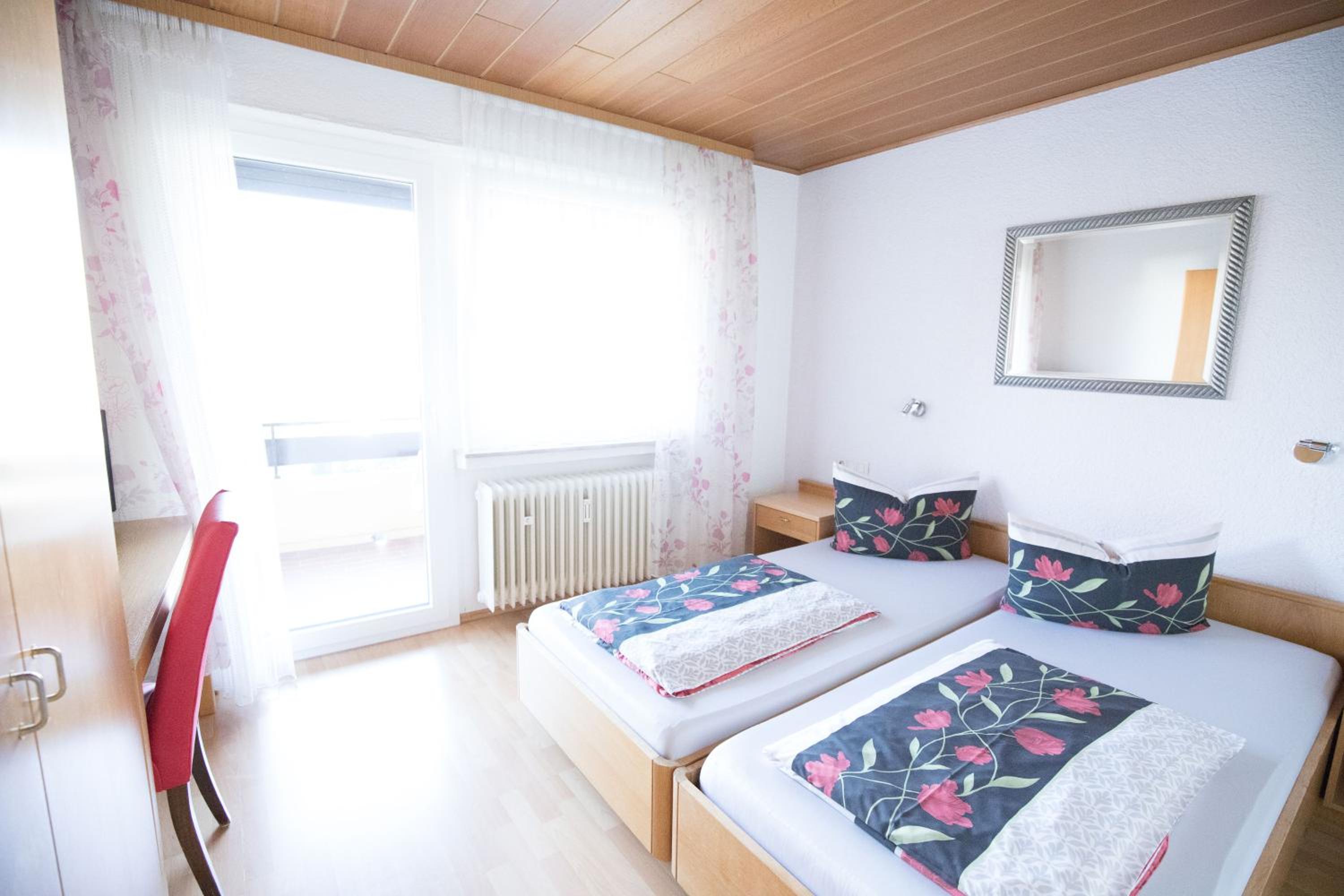 Twin Room with Bathroom - Photo 7