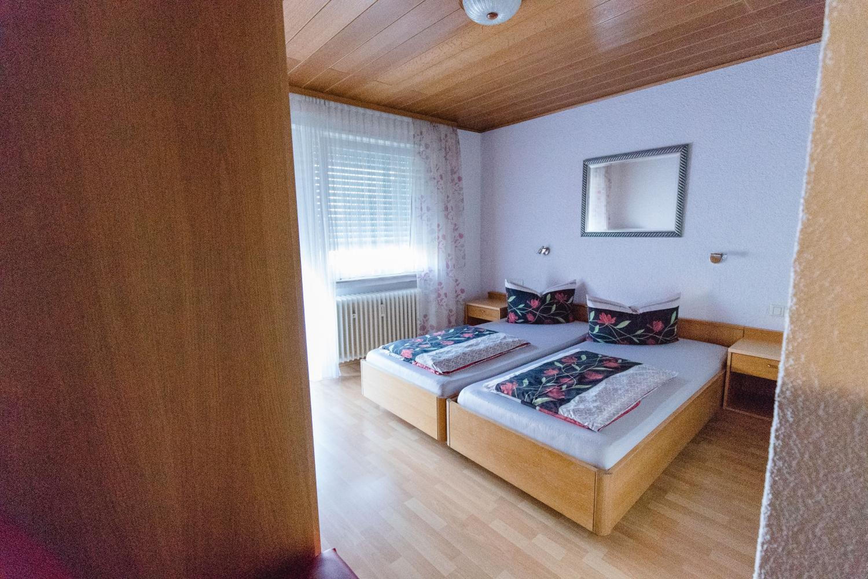 Twin Room with Bathroom - Photo 8