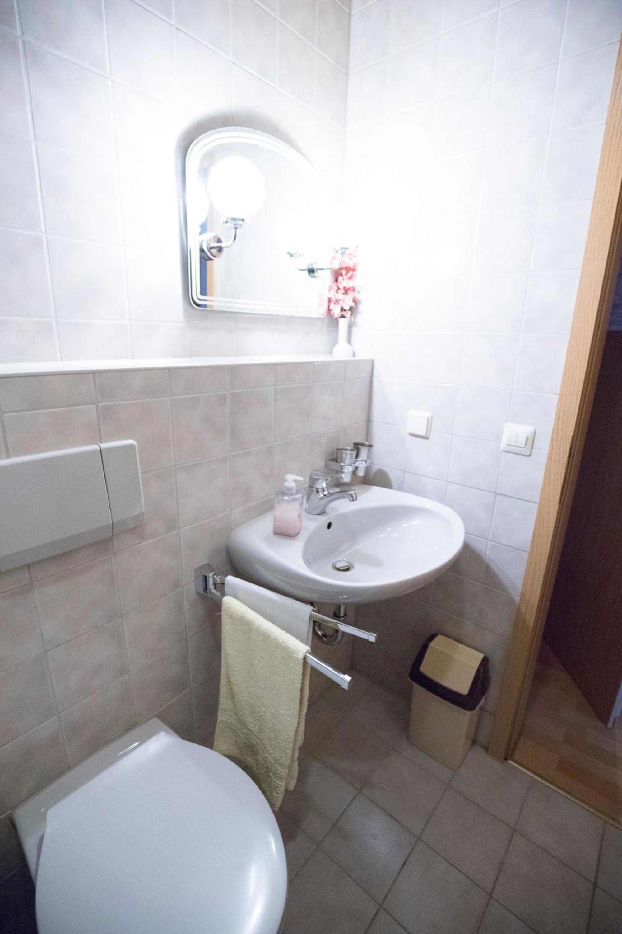 Twin Room with Bathroom - Photo 4