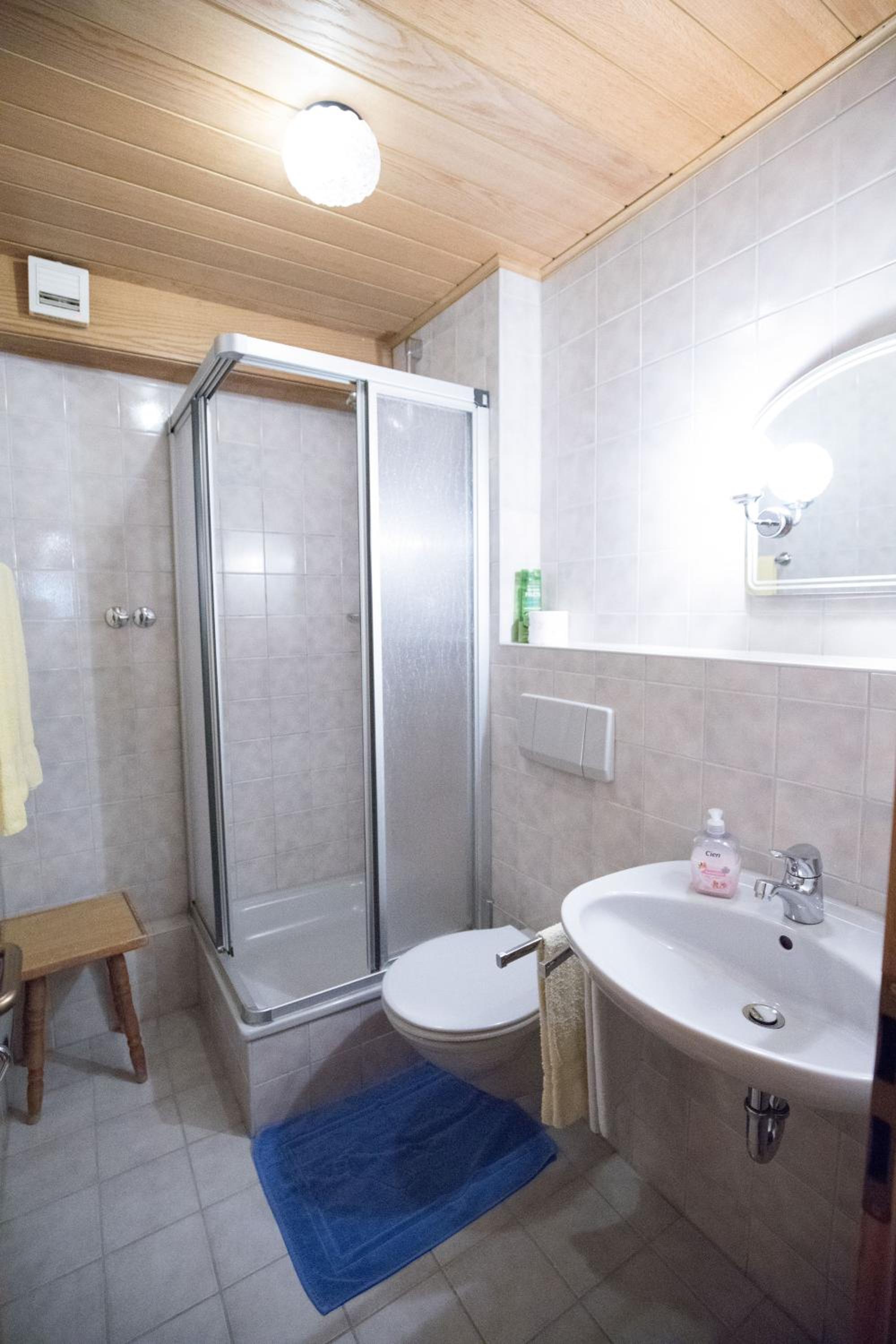 Twin Room with Bathroom - Photo 2