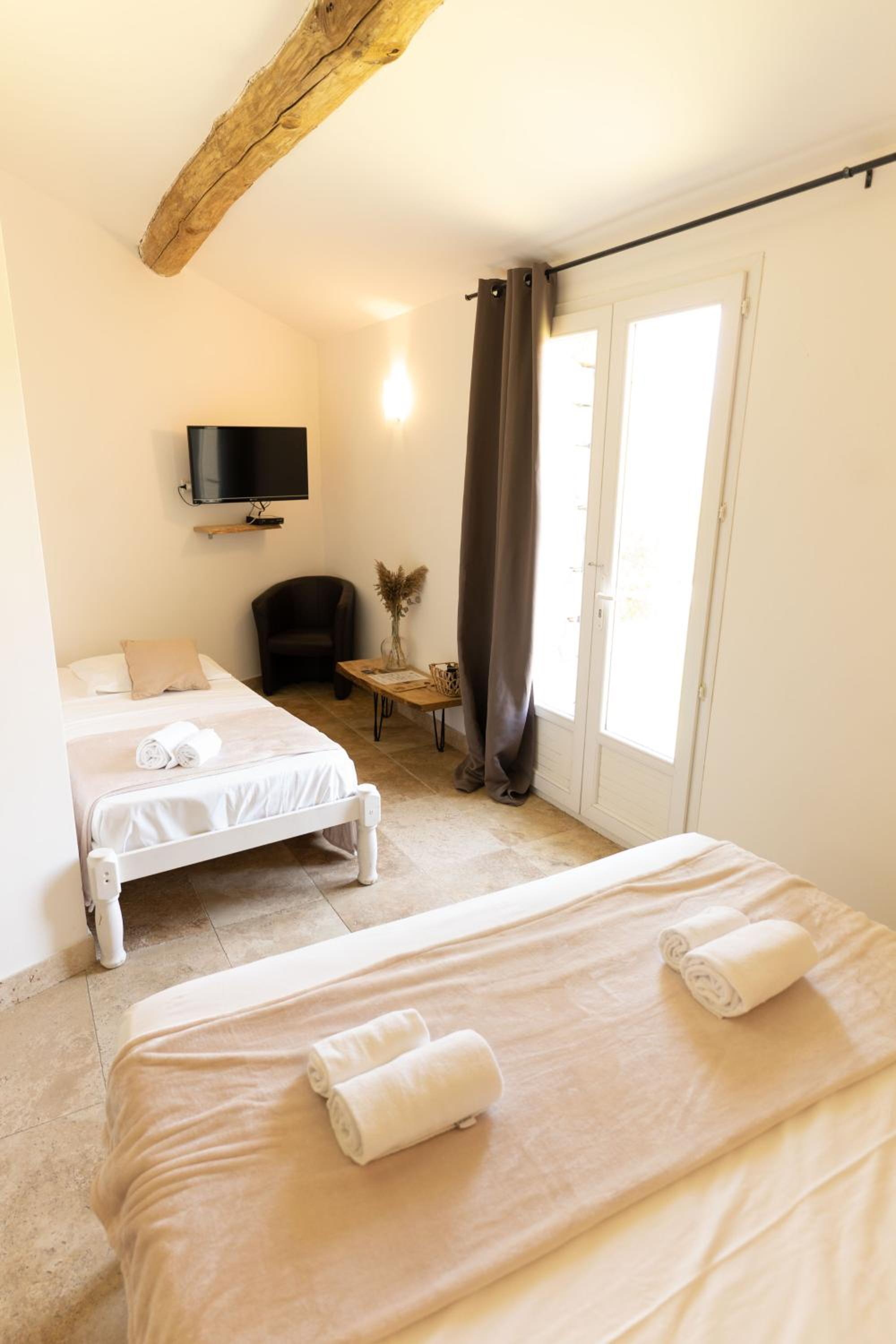 Deluxe Room (2 Adults + 1 Child)