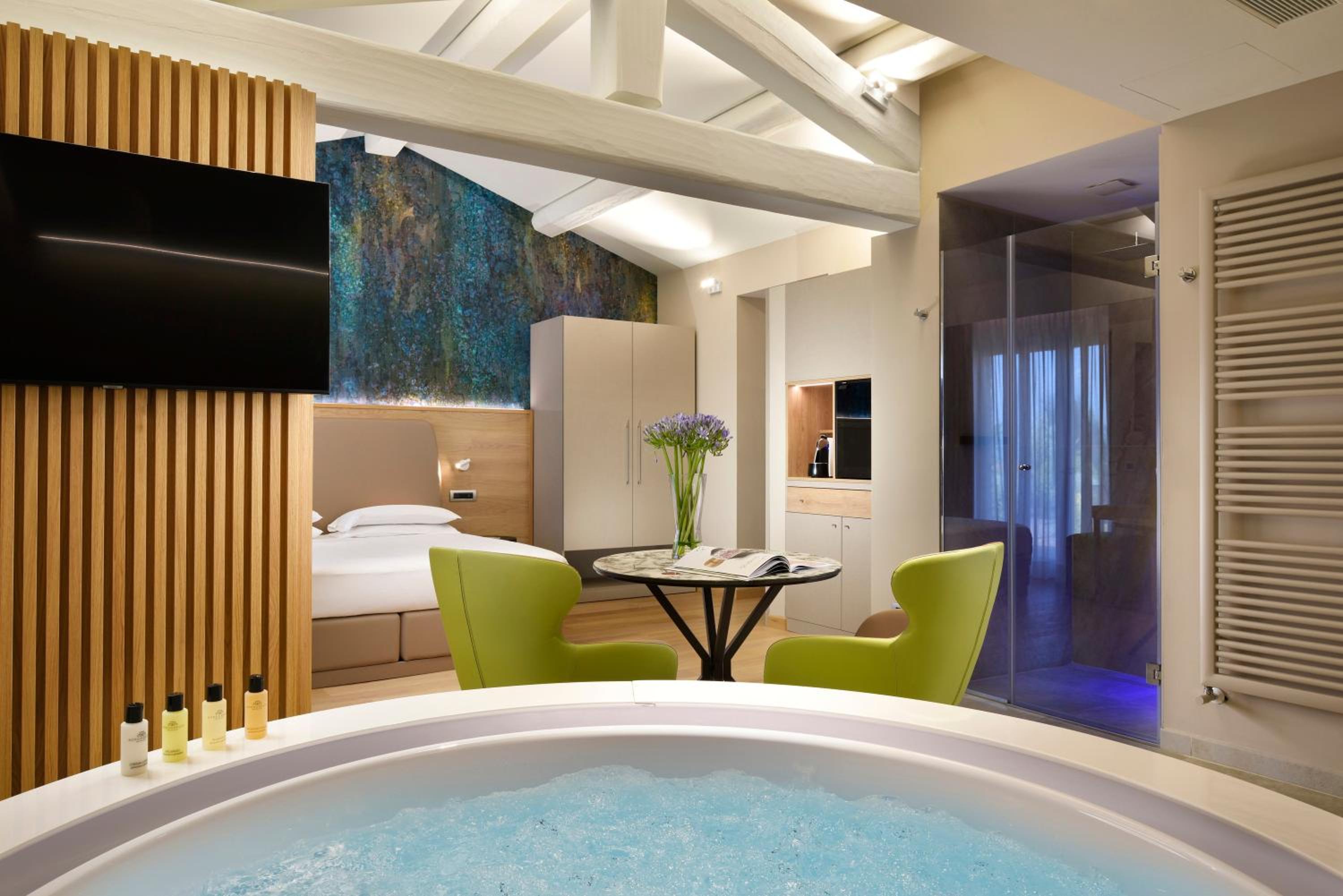 Suite with Spa Bath and Spa Access photo 1