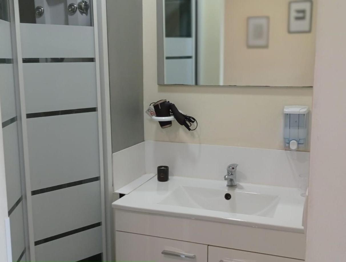 Deluxe Double Room with Shower - Photo 5