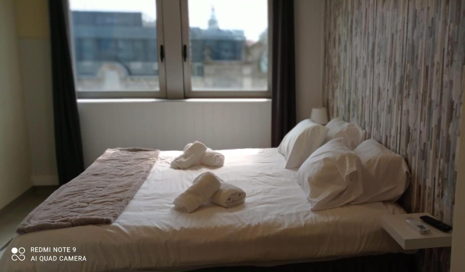Deluxe Double Room with Shower - Photo 11