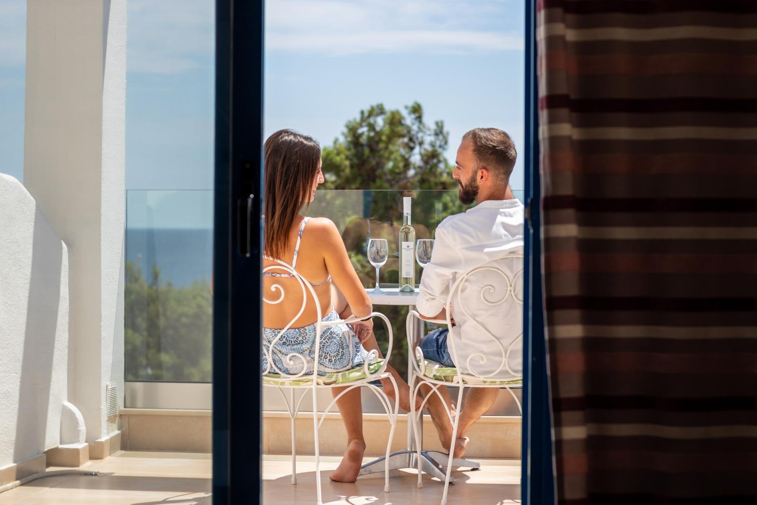 Superior Double Room with Partial Sea View - Photo 3