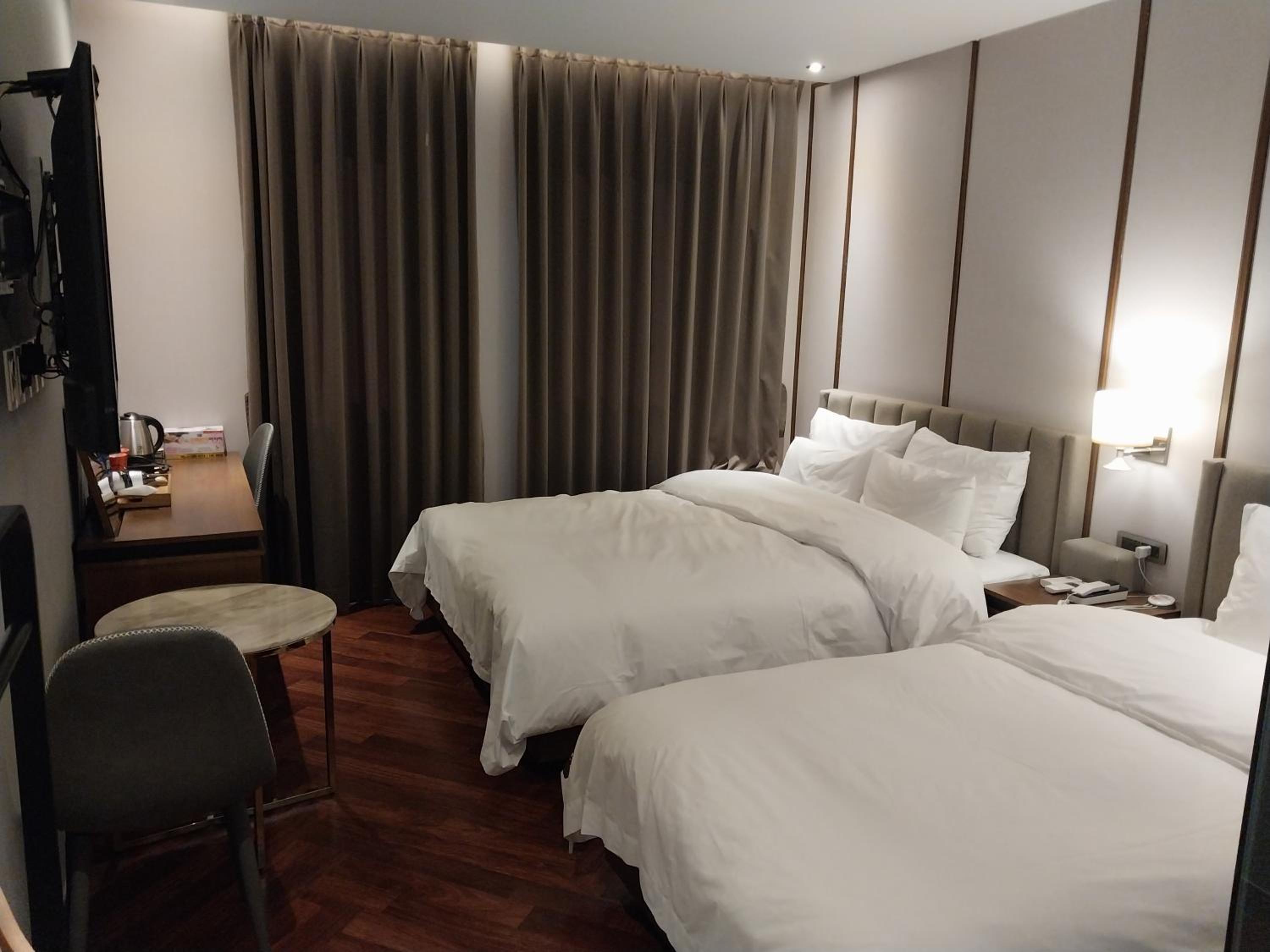 Deluxe Double or Twin Room with Spa Bath - Photo 2