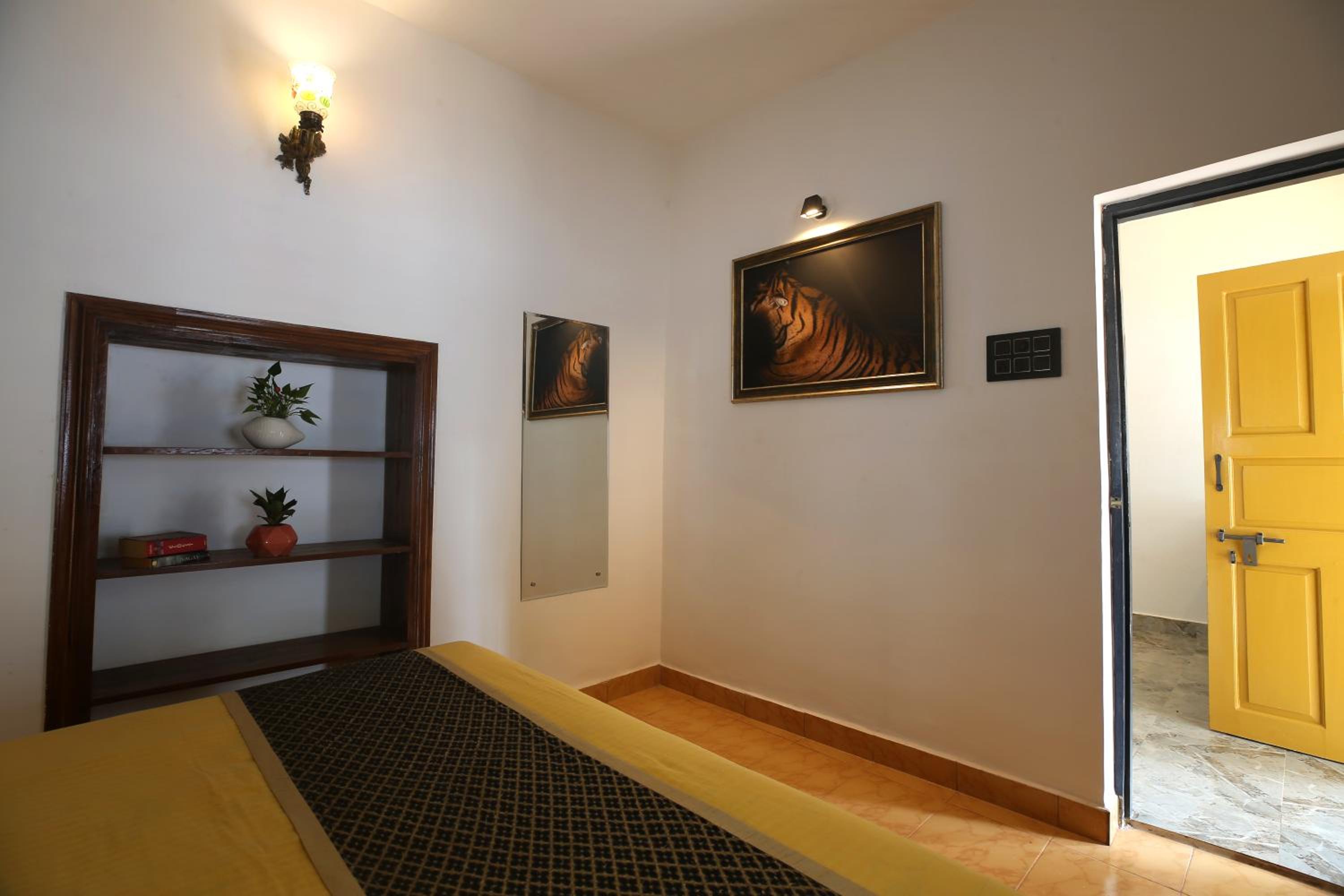 Double Room with Balcony - Photo 9