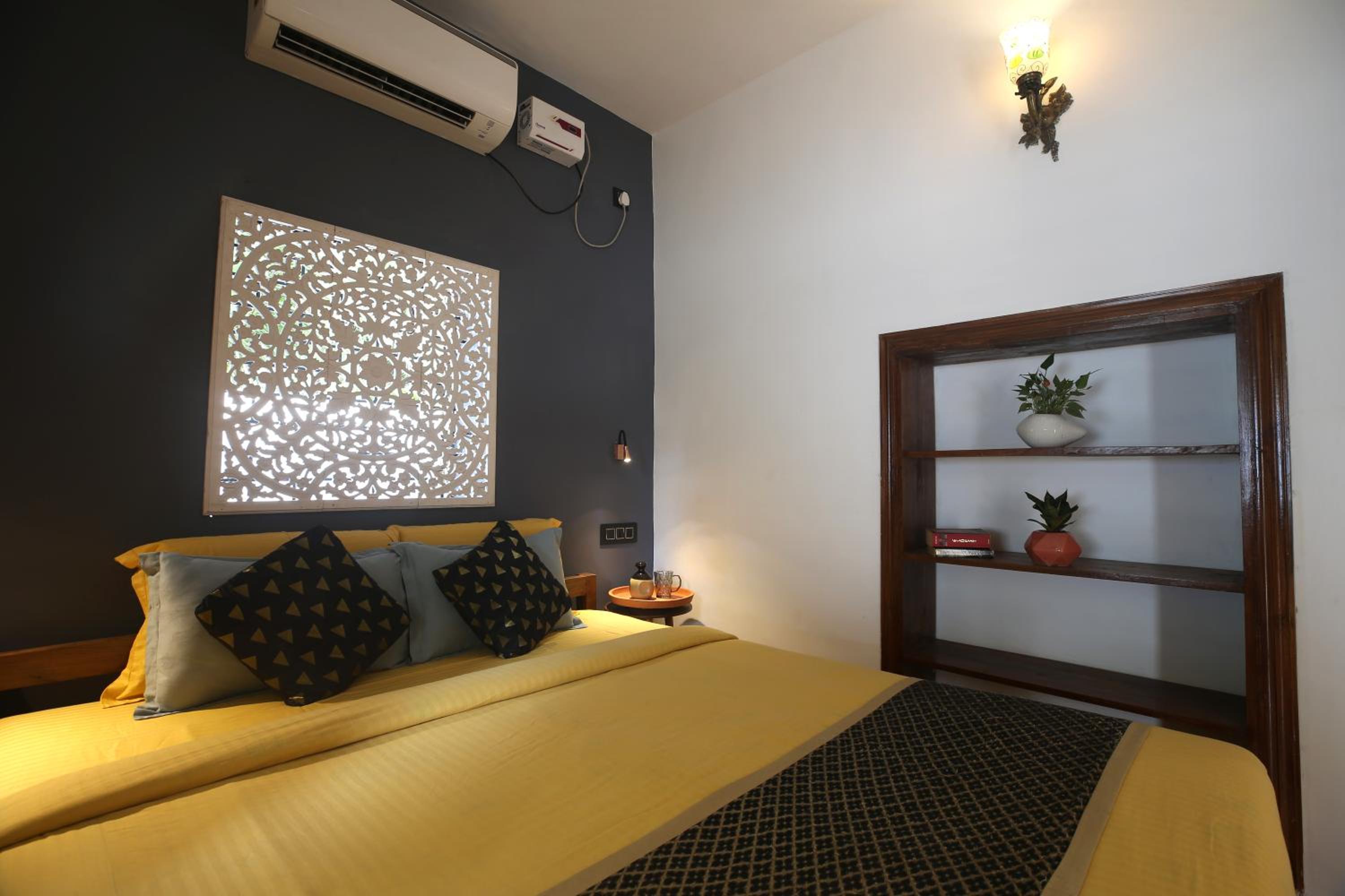 Double Room with Balcony - Photo 10