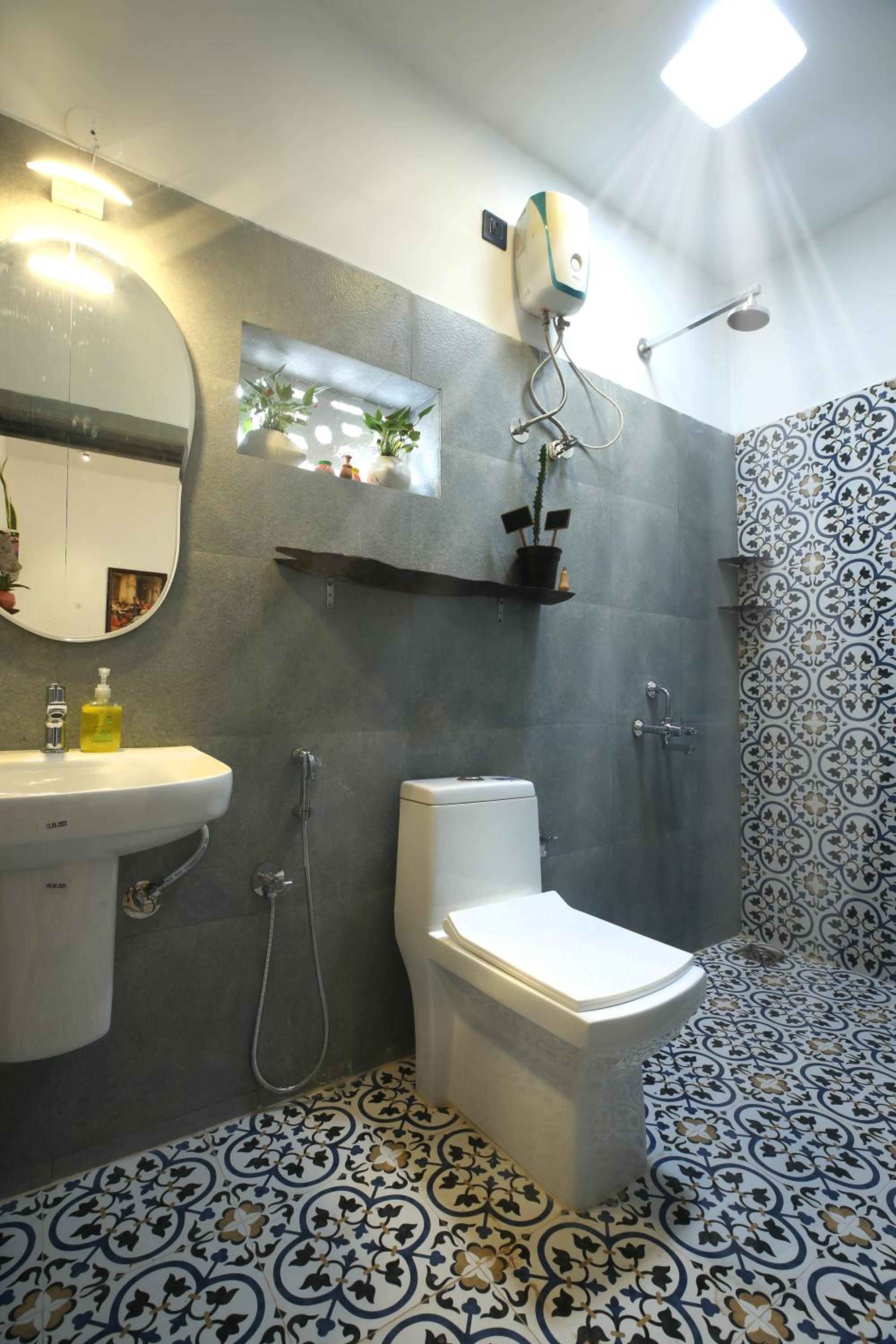Double Room with Balcony - Photo 8