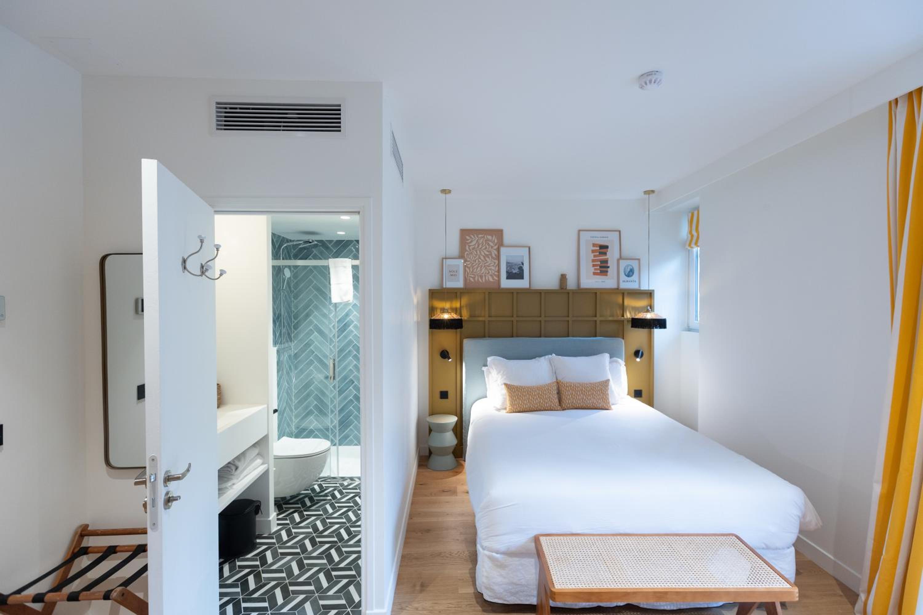 Deluxe Double Room - Photo 9