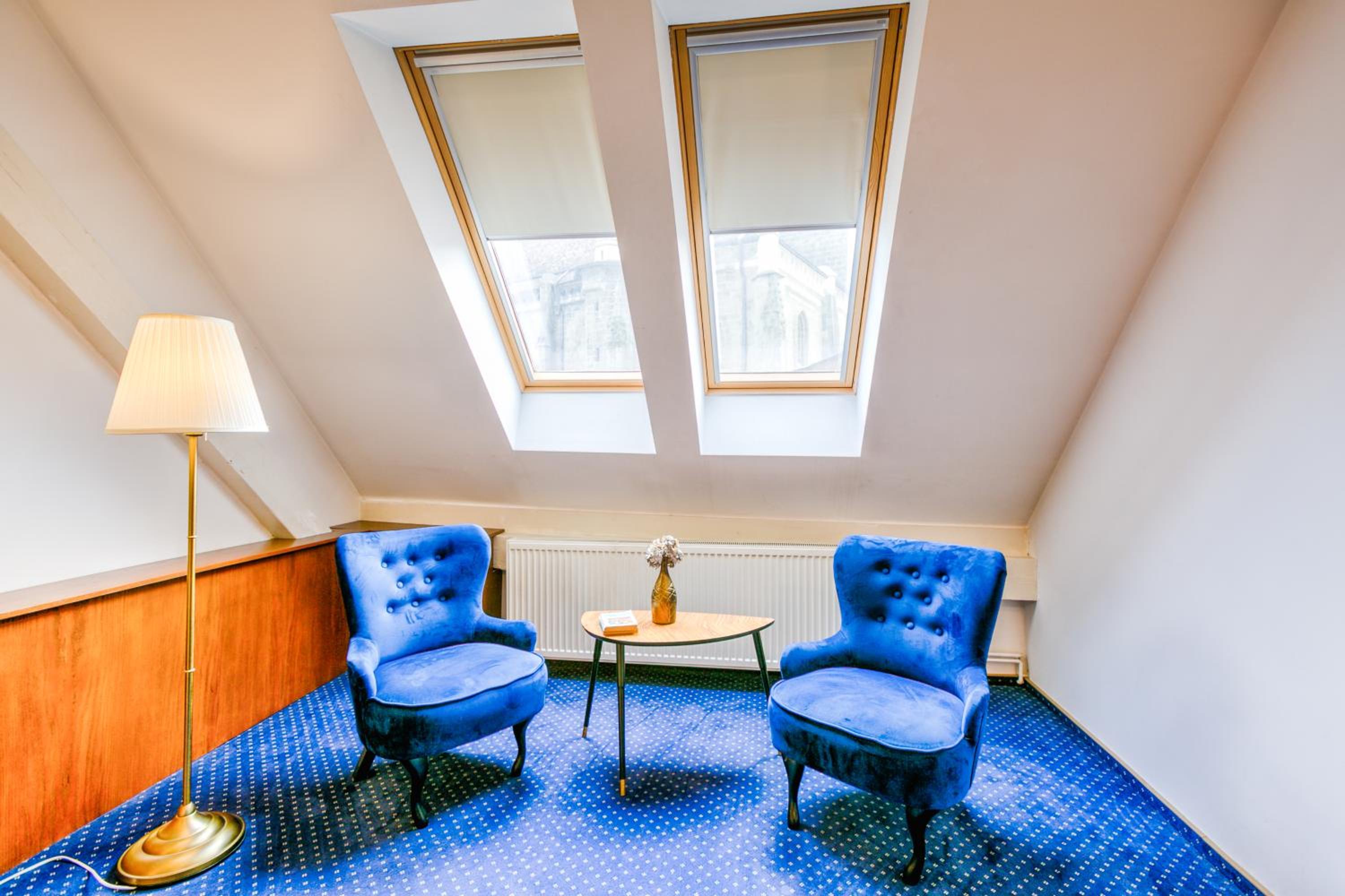 Deluxe Double or Twin Room with Black Church View photo 2