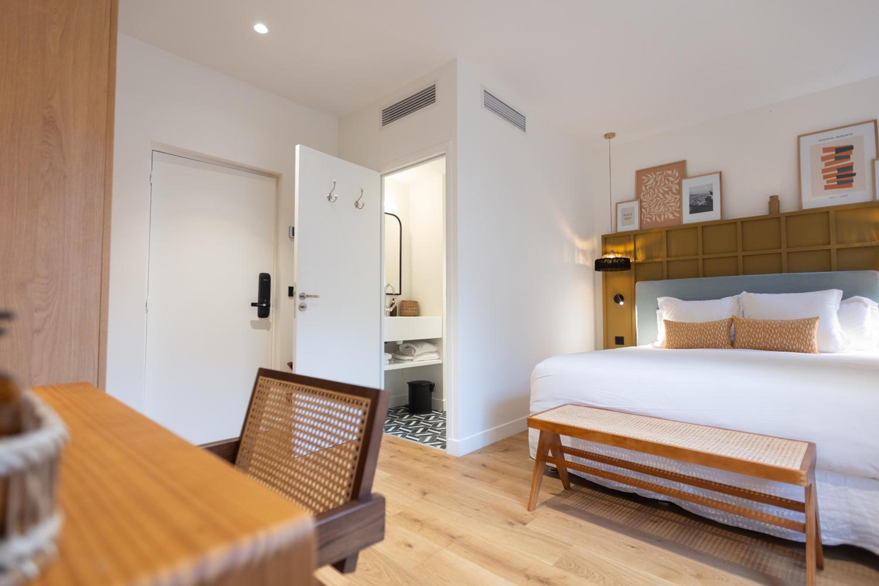 Deluxe Double Room - Photo 7