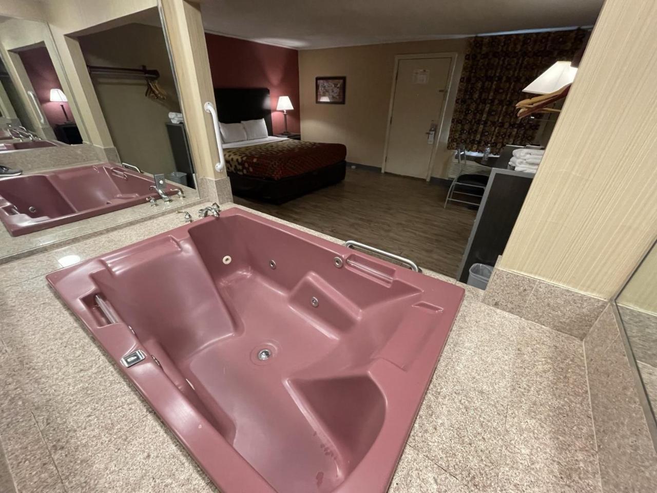 Large King Room with Hot Tub - Smoking - Photo 4