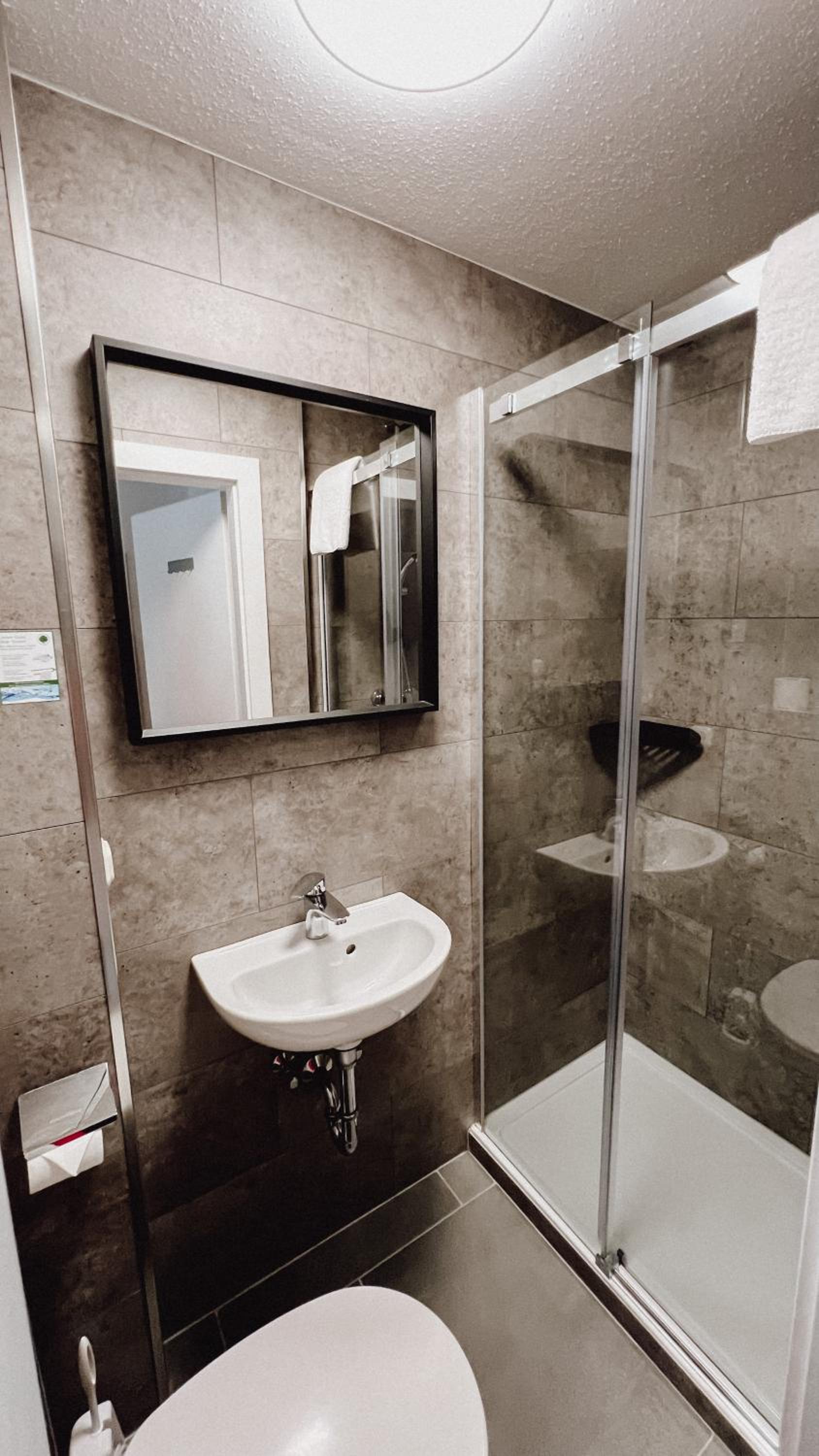 Small Double Room - Photo 5
