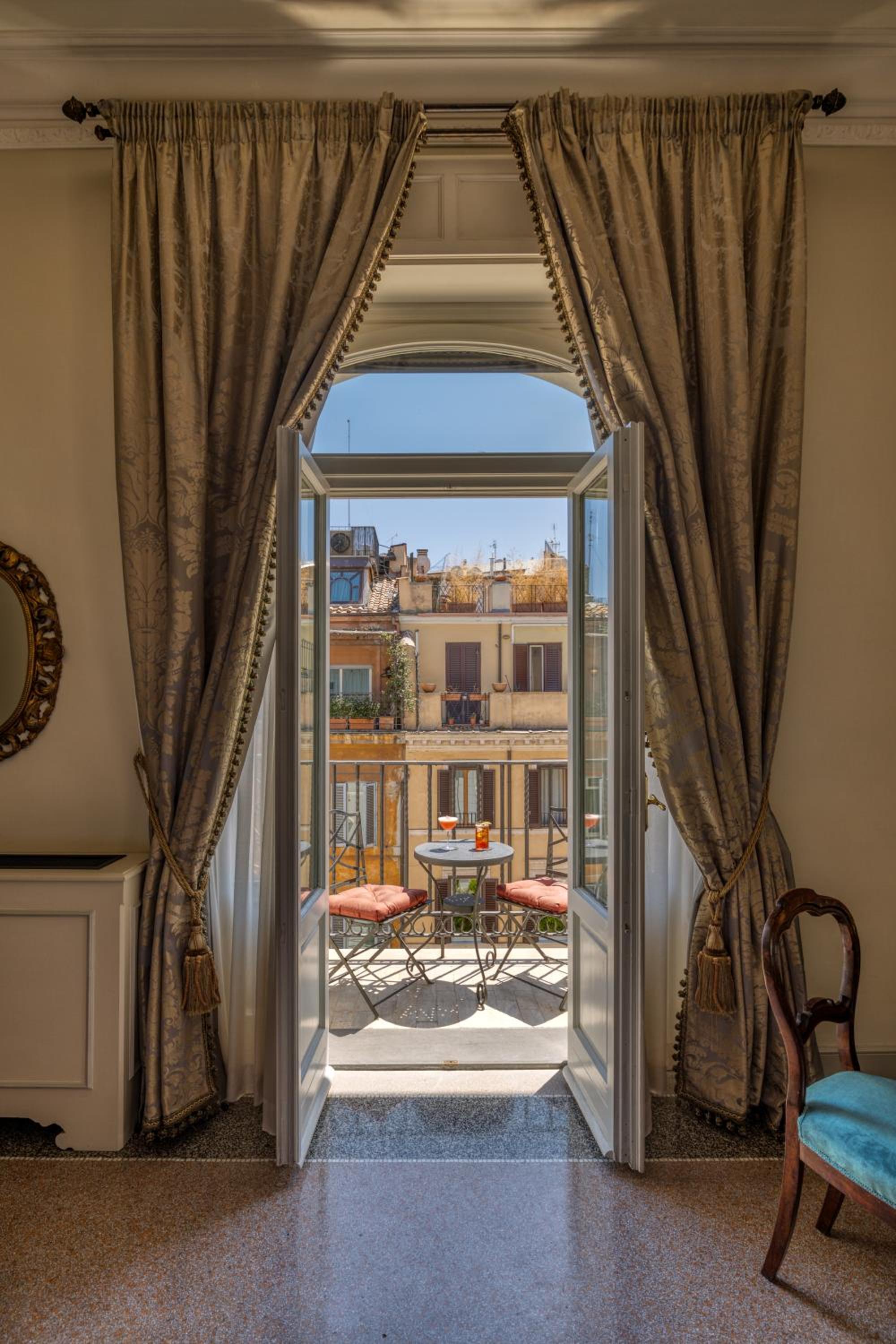 Premium Corner Room with Balcony thumbnail 5
