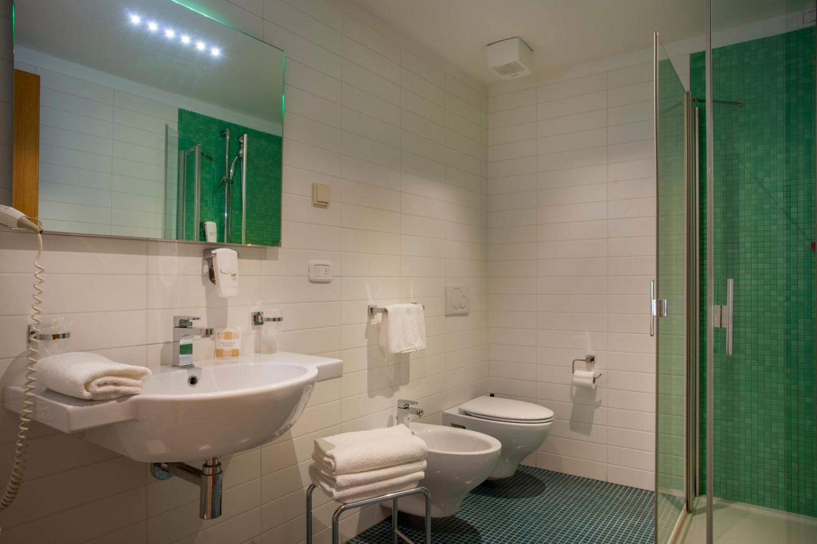 Standard Double or Twin Room - Photo 10