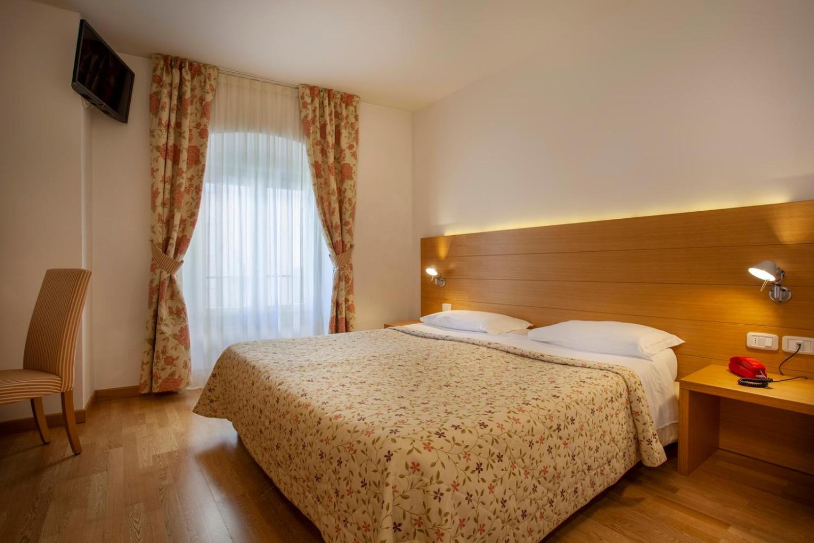 Standard Double or Twin Room - Photo 7