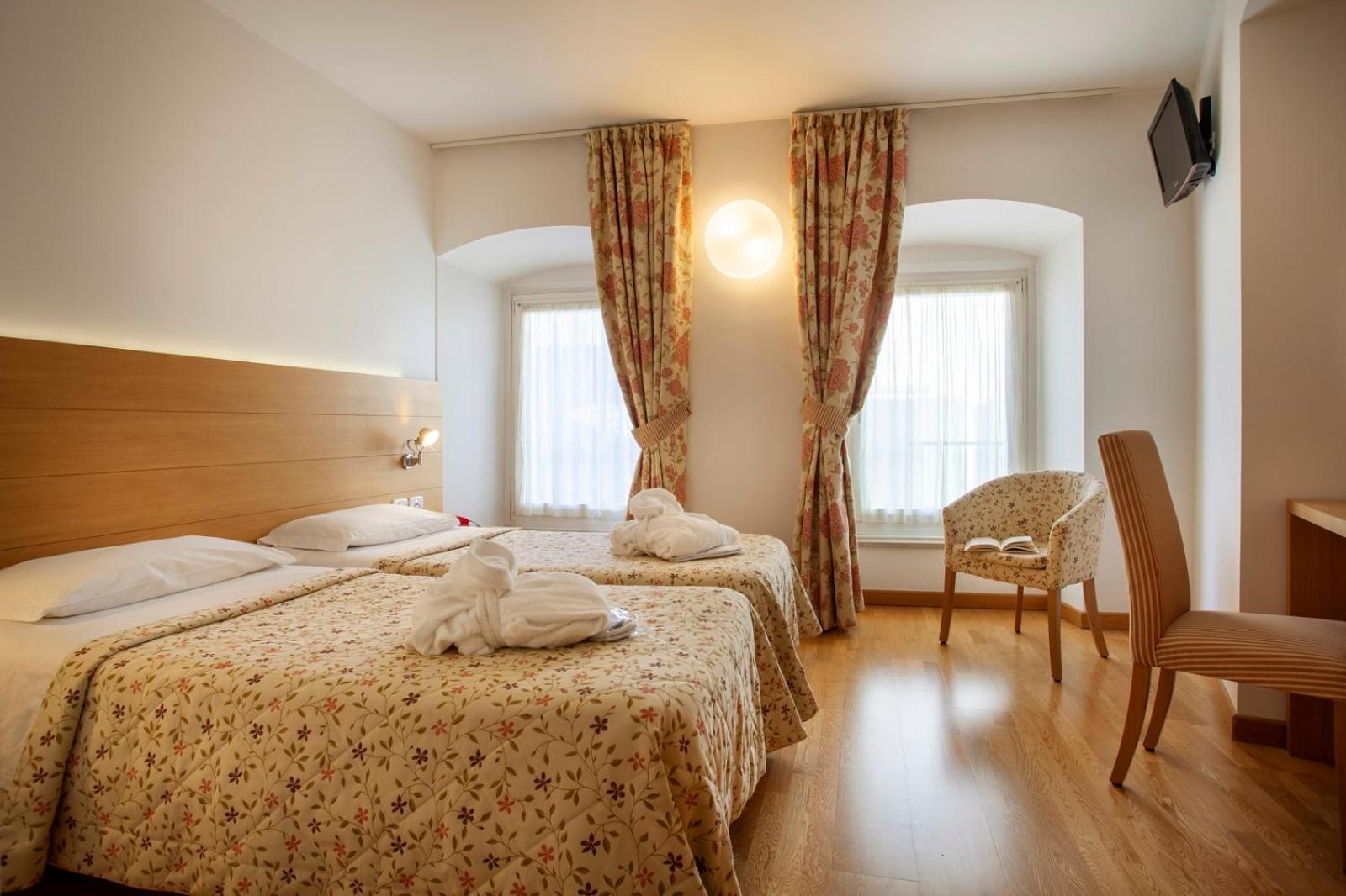 Standard Double or Twin Room - Photo 9