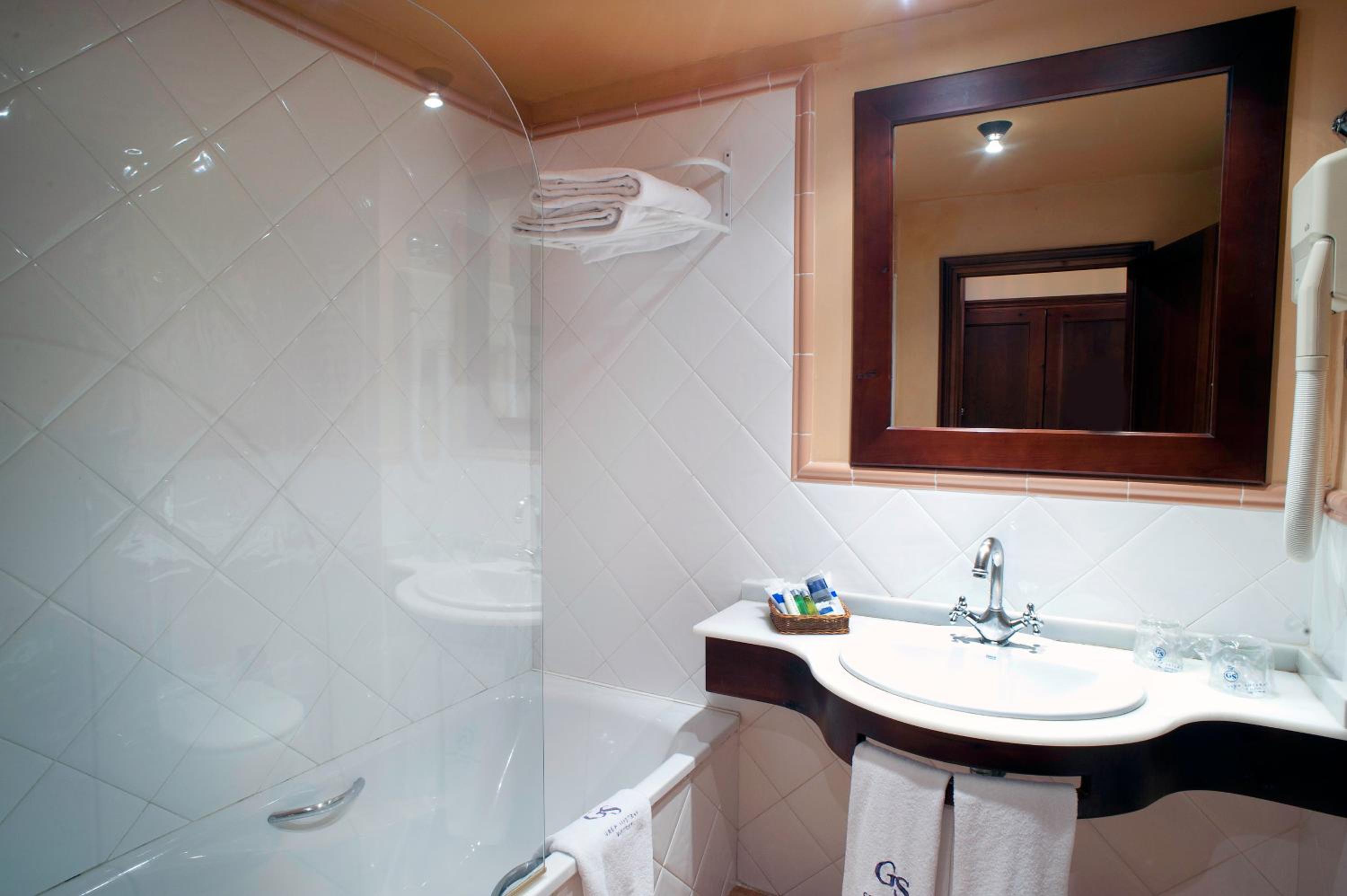 Double or Twin Room with Balcony - Photo 2