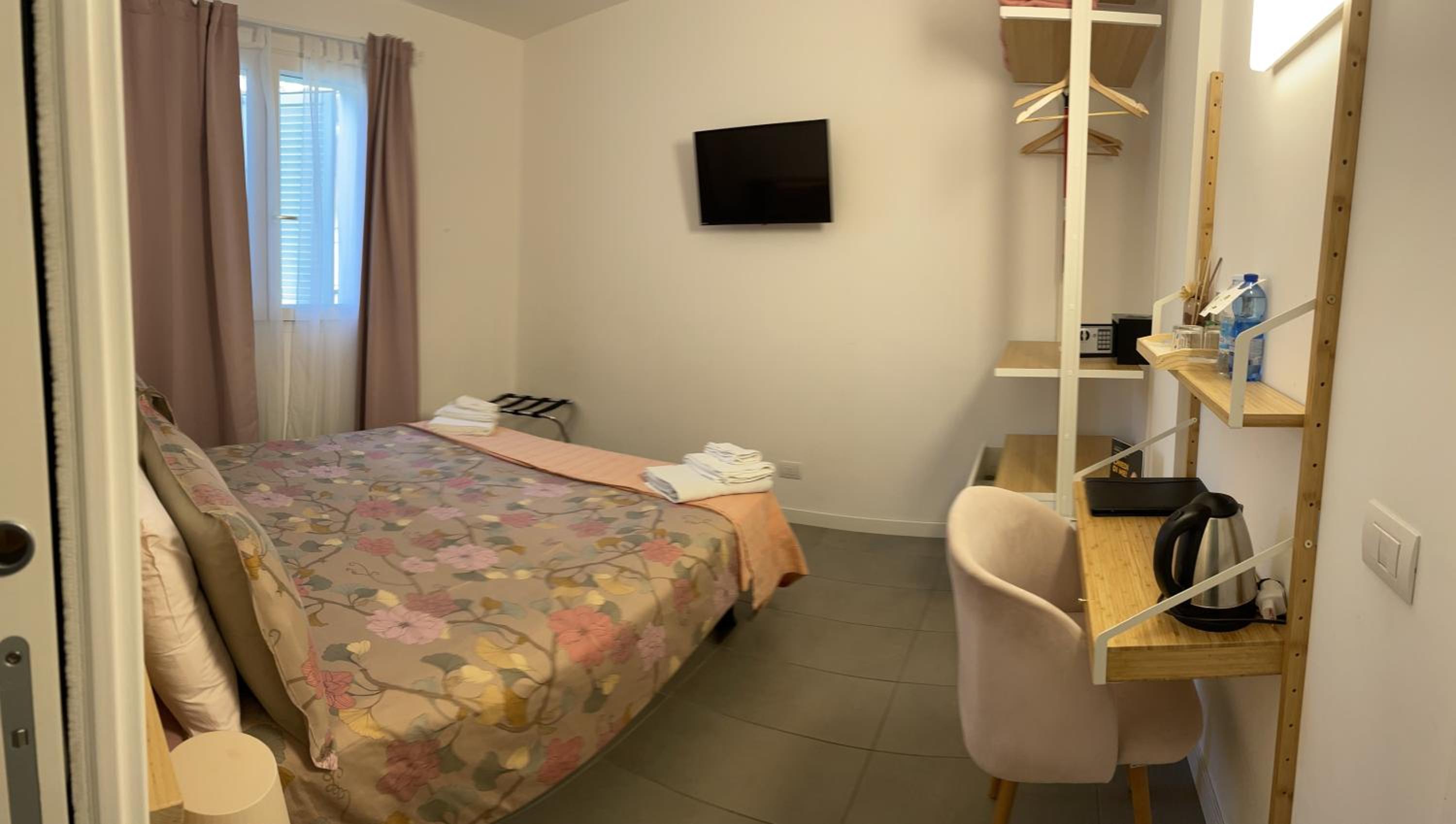 Quadruple Room with Private Bathroom - Photo 1